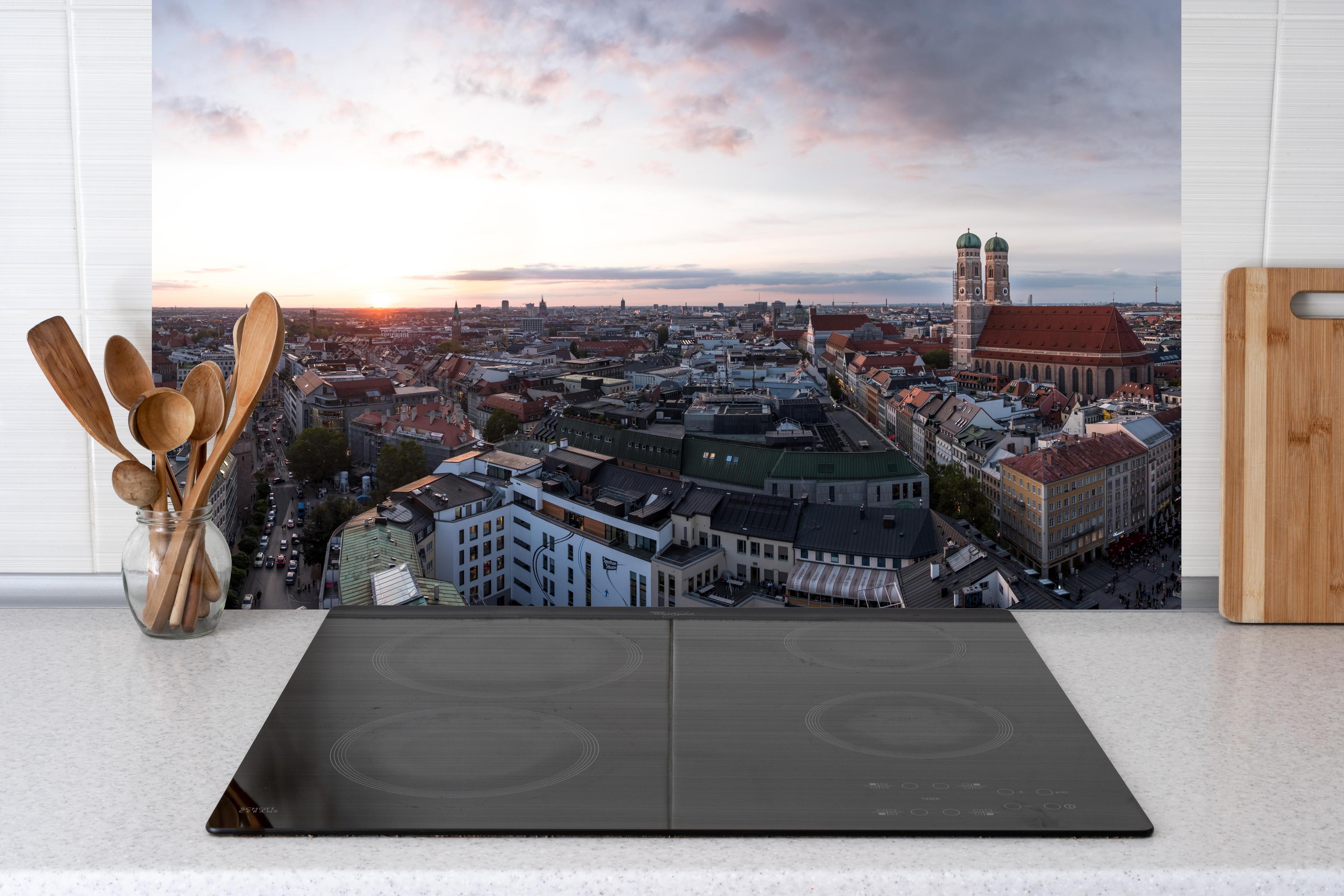 Küche - Aussicht über München mit Frauenkirche und Rathaus hinter Cerankochfeld und Holz-Kochutensilien