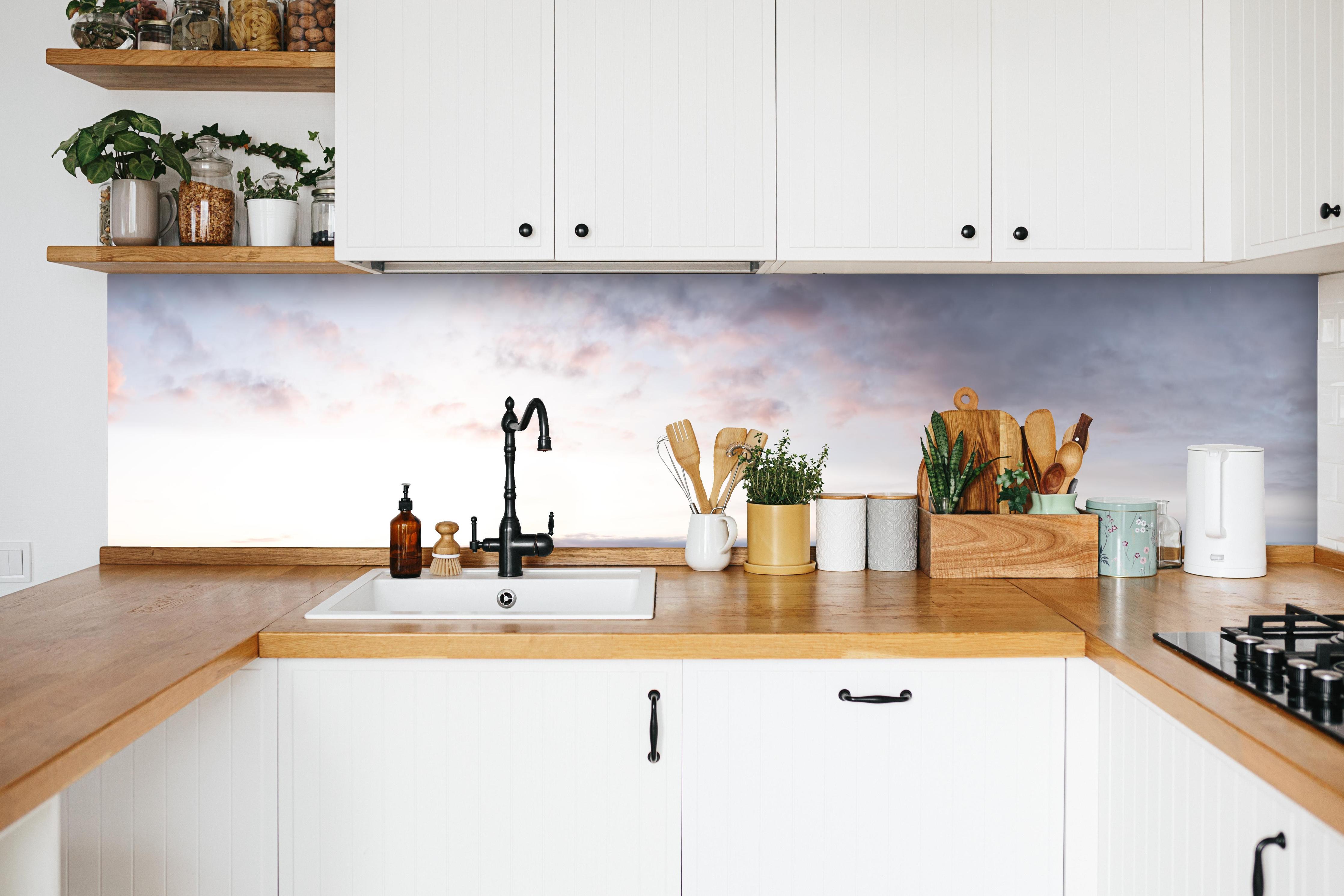 Küche - Aussicht über München mit Frauenkirche und Rathaus in weißer Küche hinter Gewürzen und Kochlöffeln aus Holz