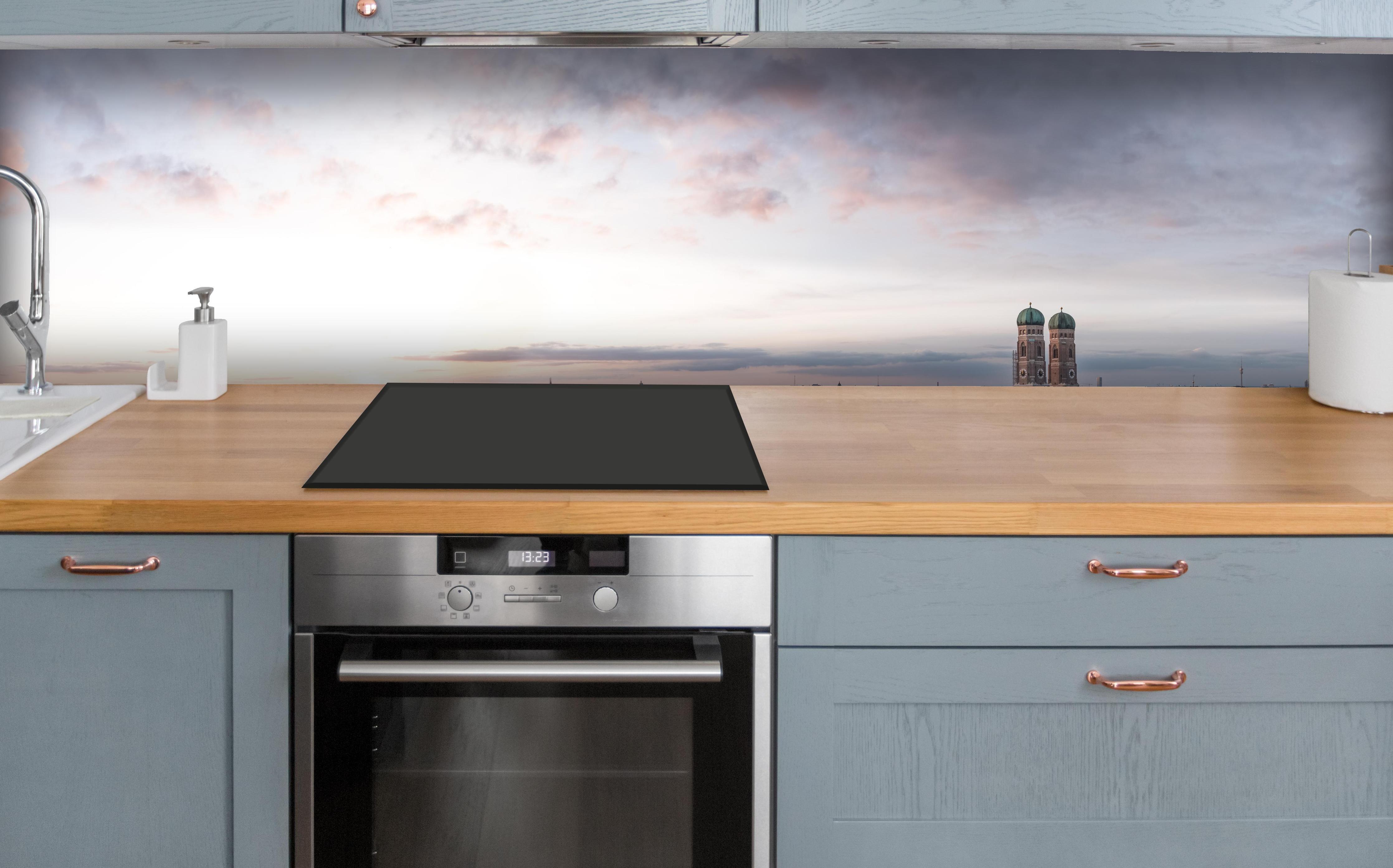 Küche - Aussicht über München mit Frauenkirche und Rathaus über polierter Holzarbeitsplatte mit Cerankochfeld