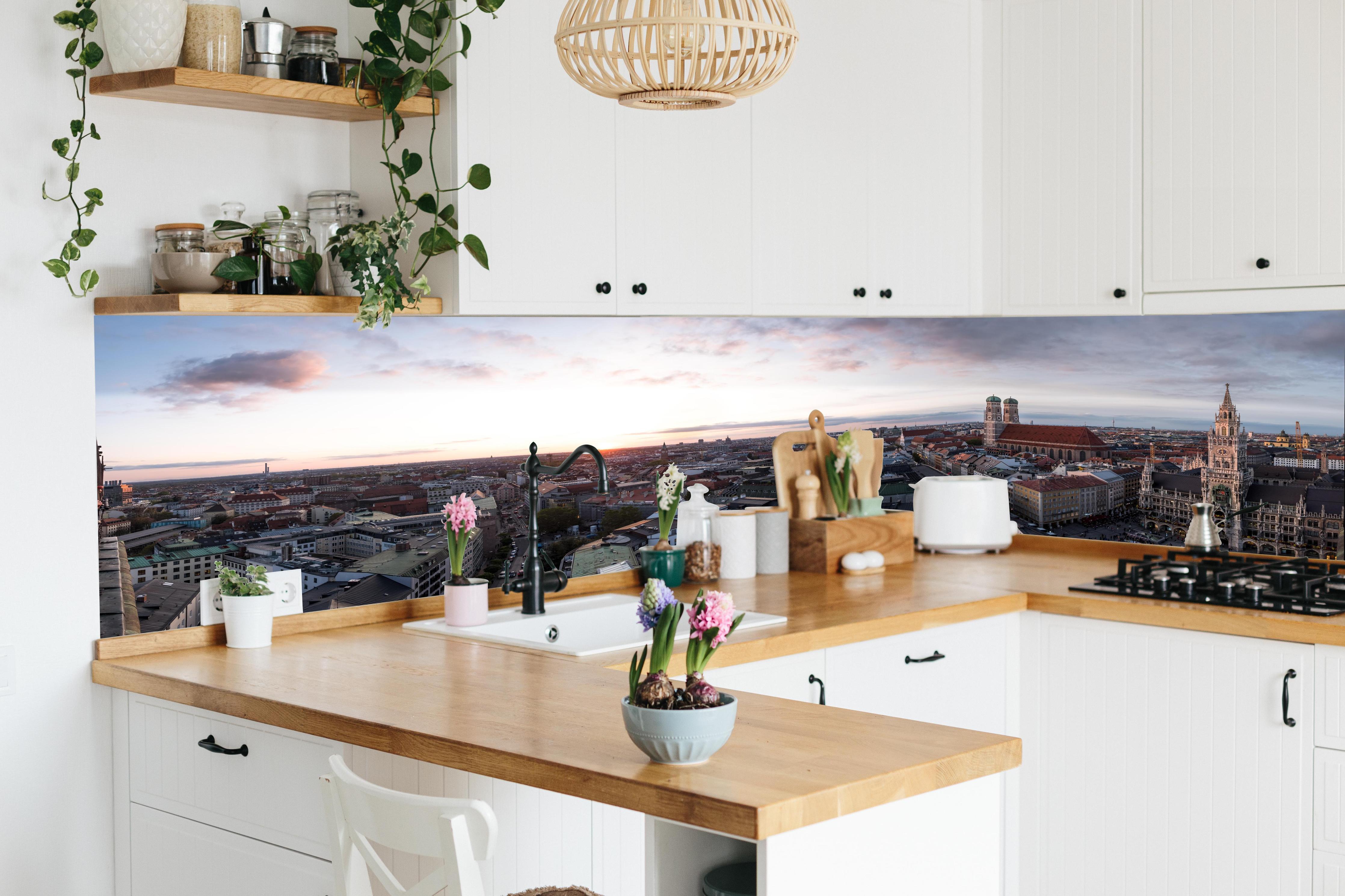 Küche - Aussicht über München mit Frauenkirche und Rathaus in lebendiger Küche mit bunten Blumen