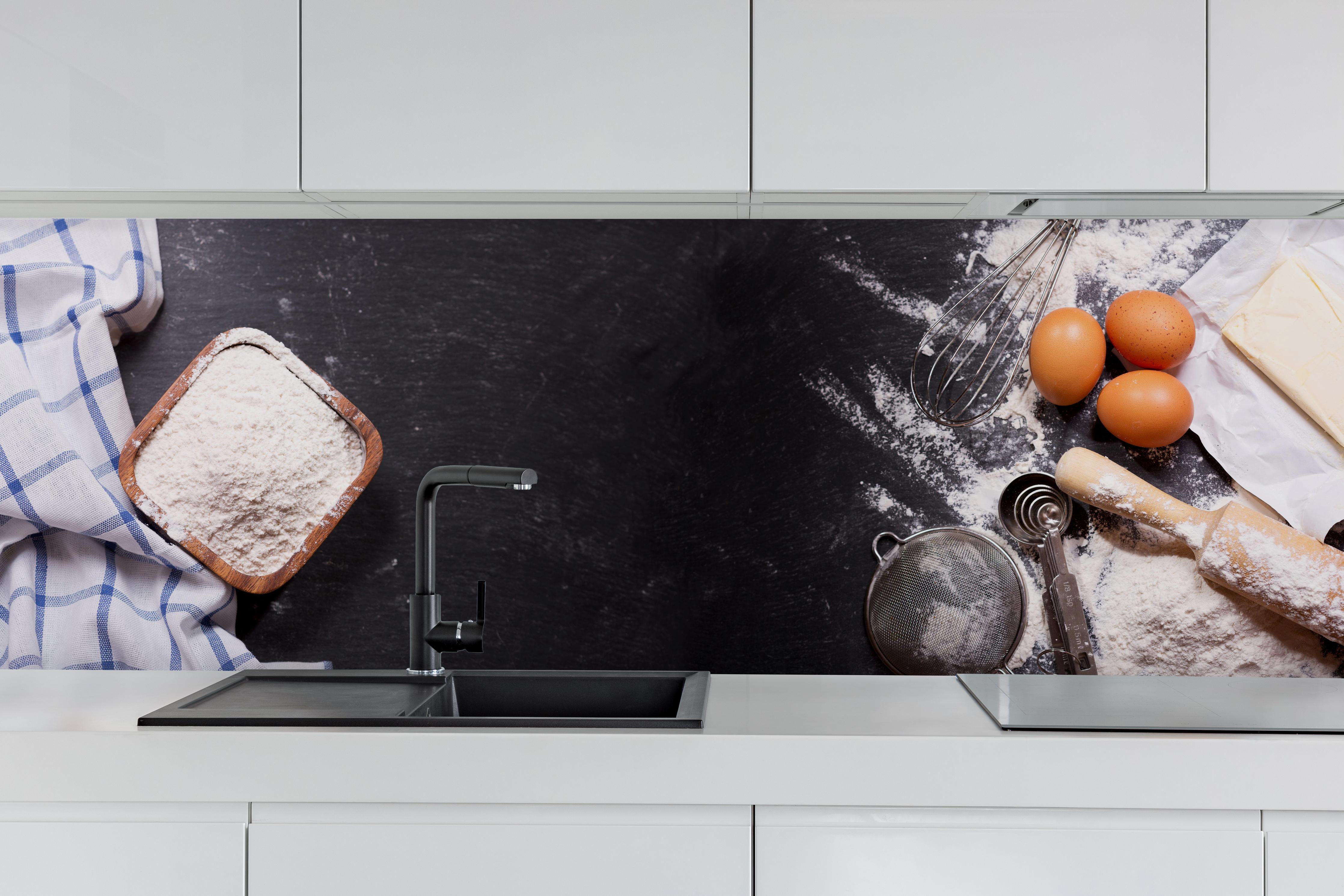 Küche - Backzutaten & Küchenutensilien hinter weißen Hochglanz-Küchenregalen und schwarzem Wasserhahn