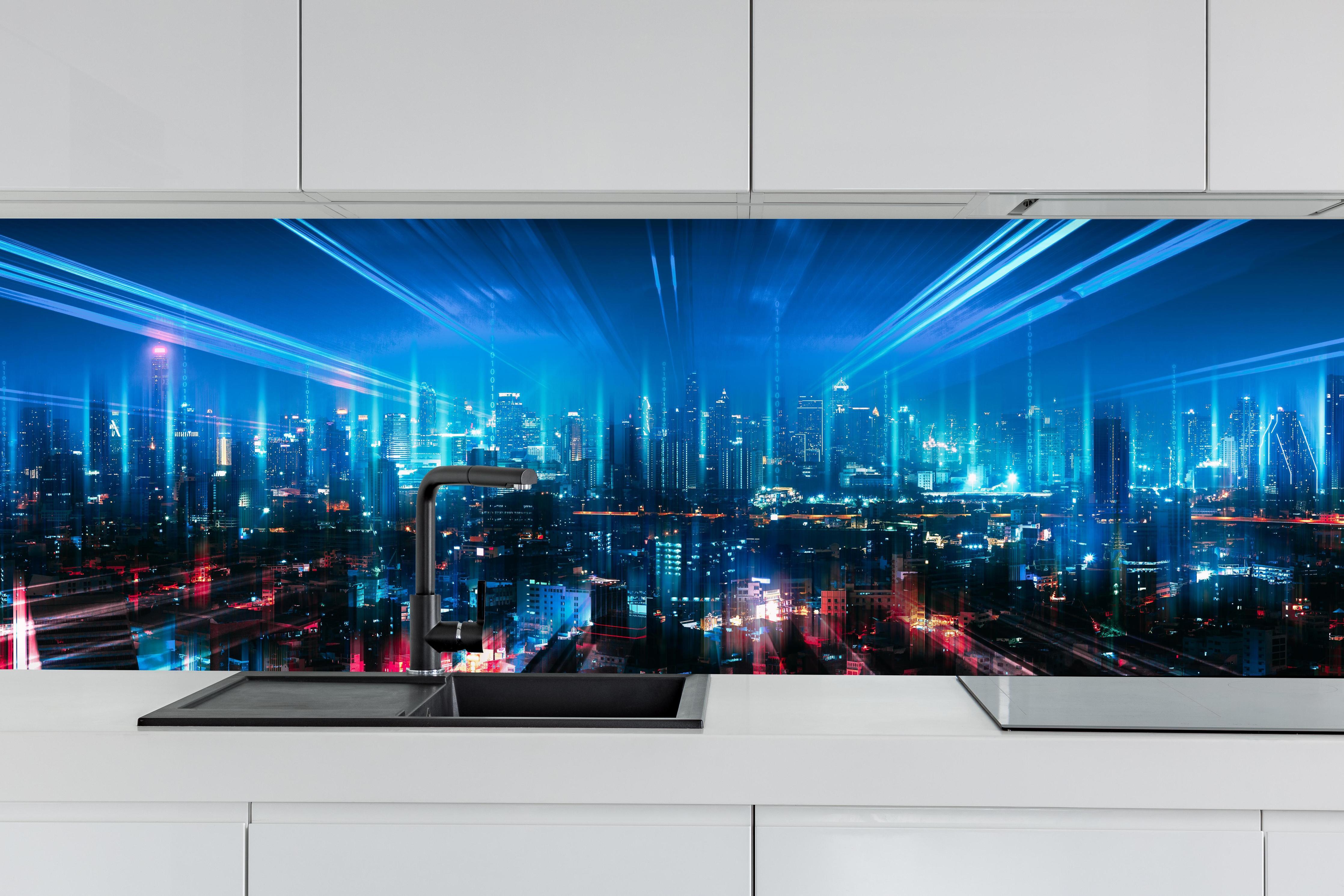 Küche - Bangkok bei Nacht - Thailand hinter weißen Hochglanz-Küchenregalen und schwarzem Wasserhahn