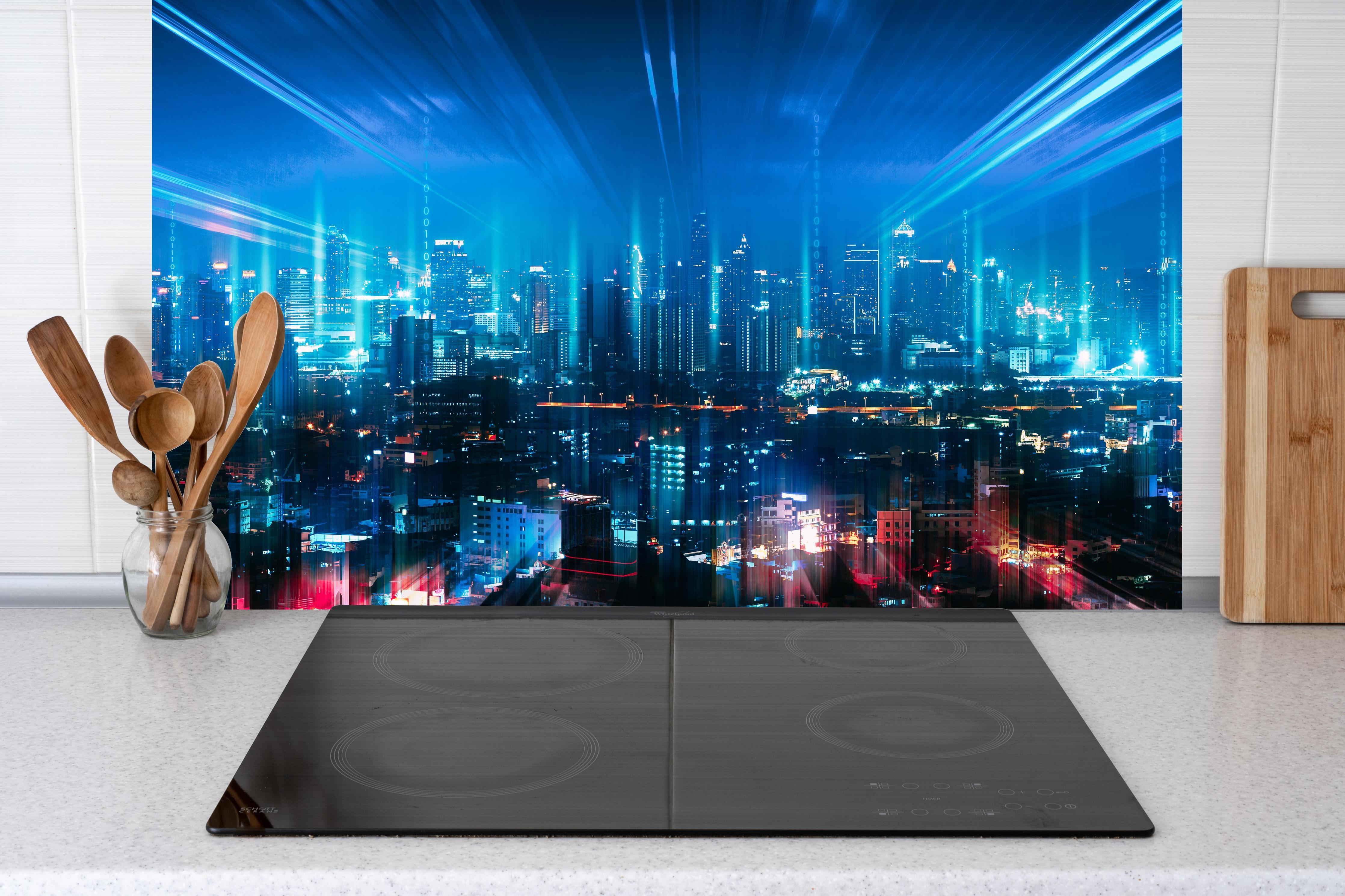 Küche - Bangkok bei Nacht - Thailand hinter Cerankochfeld und Holz-Kochutensilien