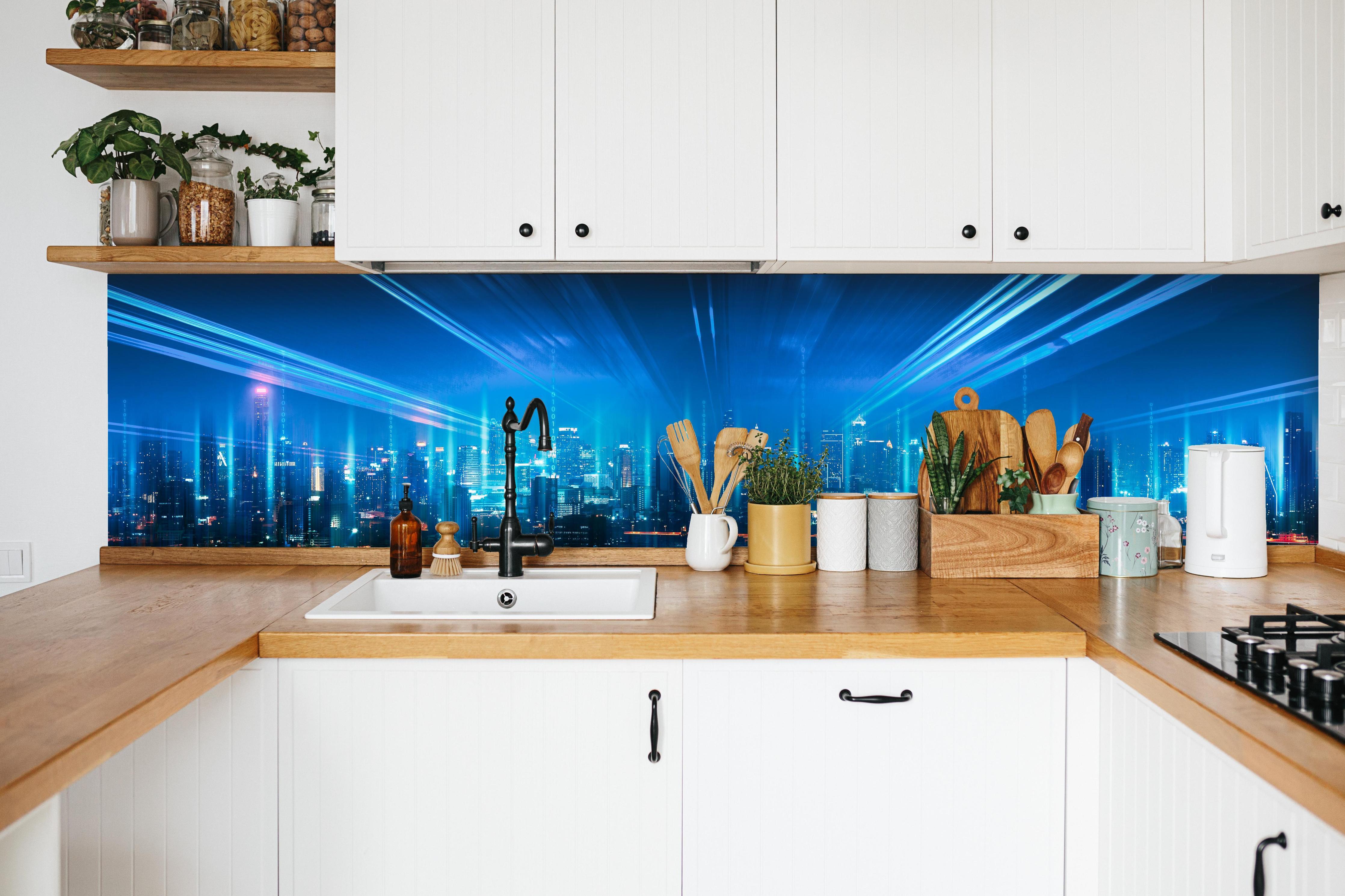 Küche - Bangkok bei Nacht - Thailand in weißer Küche hinter Gewürzen und Kochlöffeln aus Holz