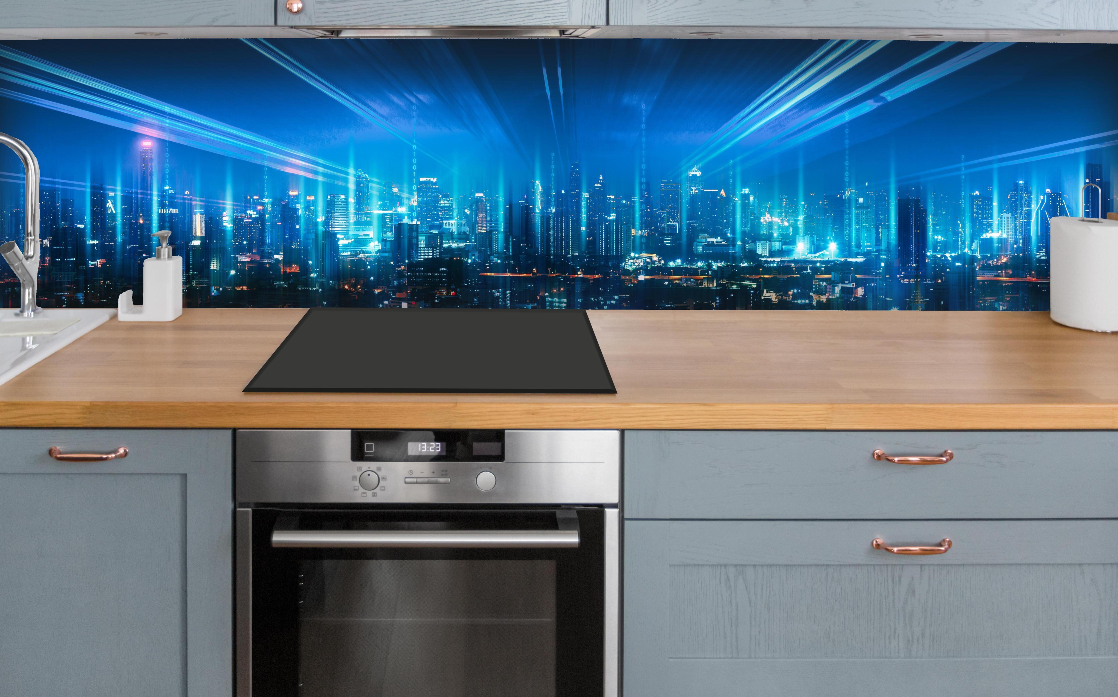 Küche - Bangkok bei Nacht - Thailand über polierter Holzarbeitsplatte mit Cerankochfeld