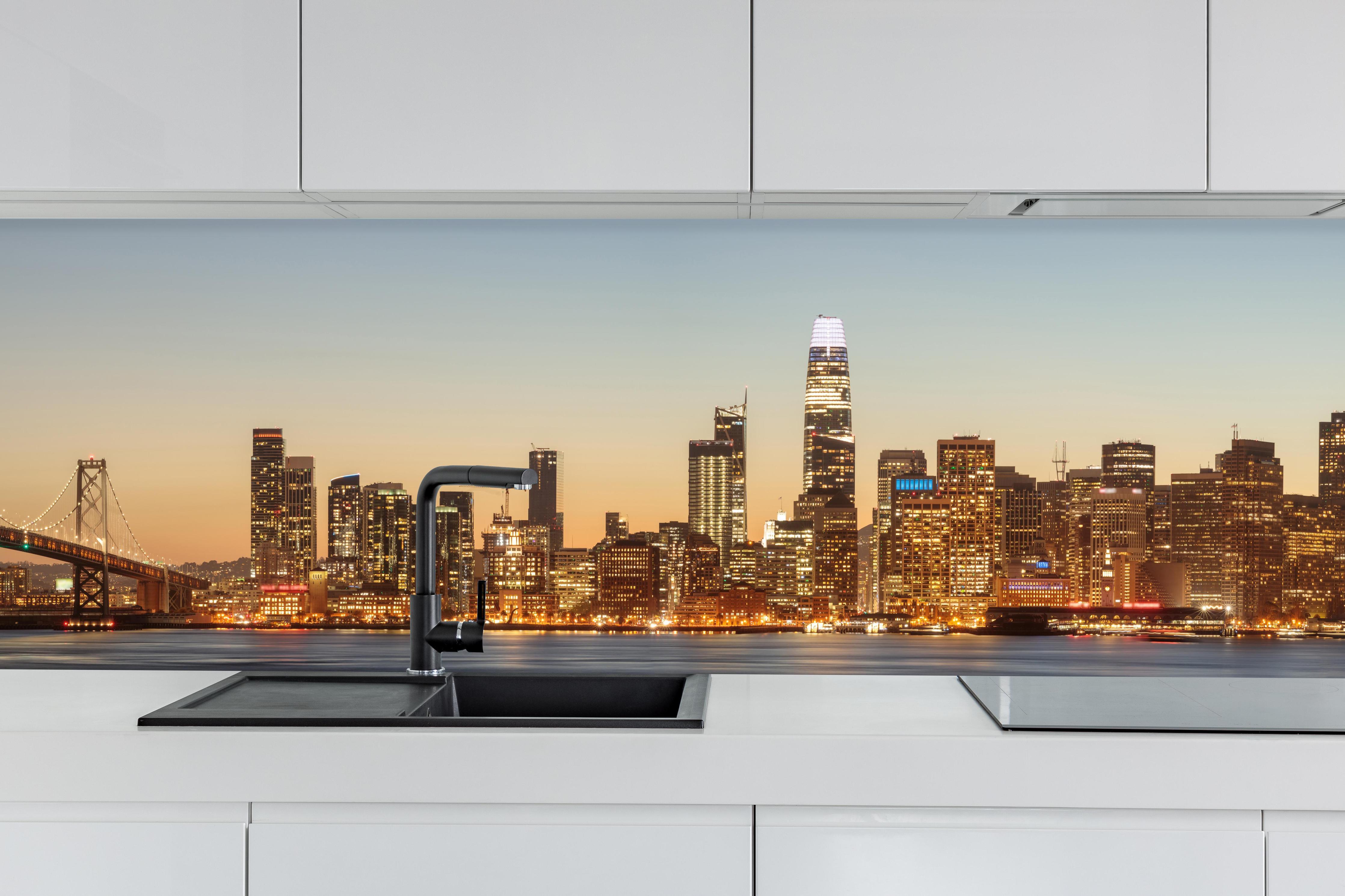 Küche - Bay Bridge und die Skyline von San Francisco hinter weißen Hochglanz-Küchenregalen und schwarzem Wasserhahn