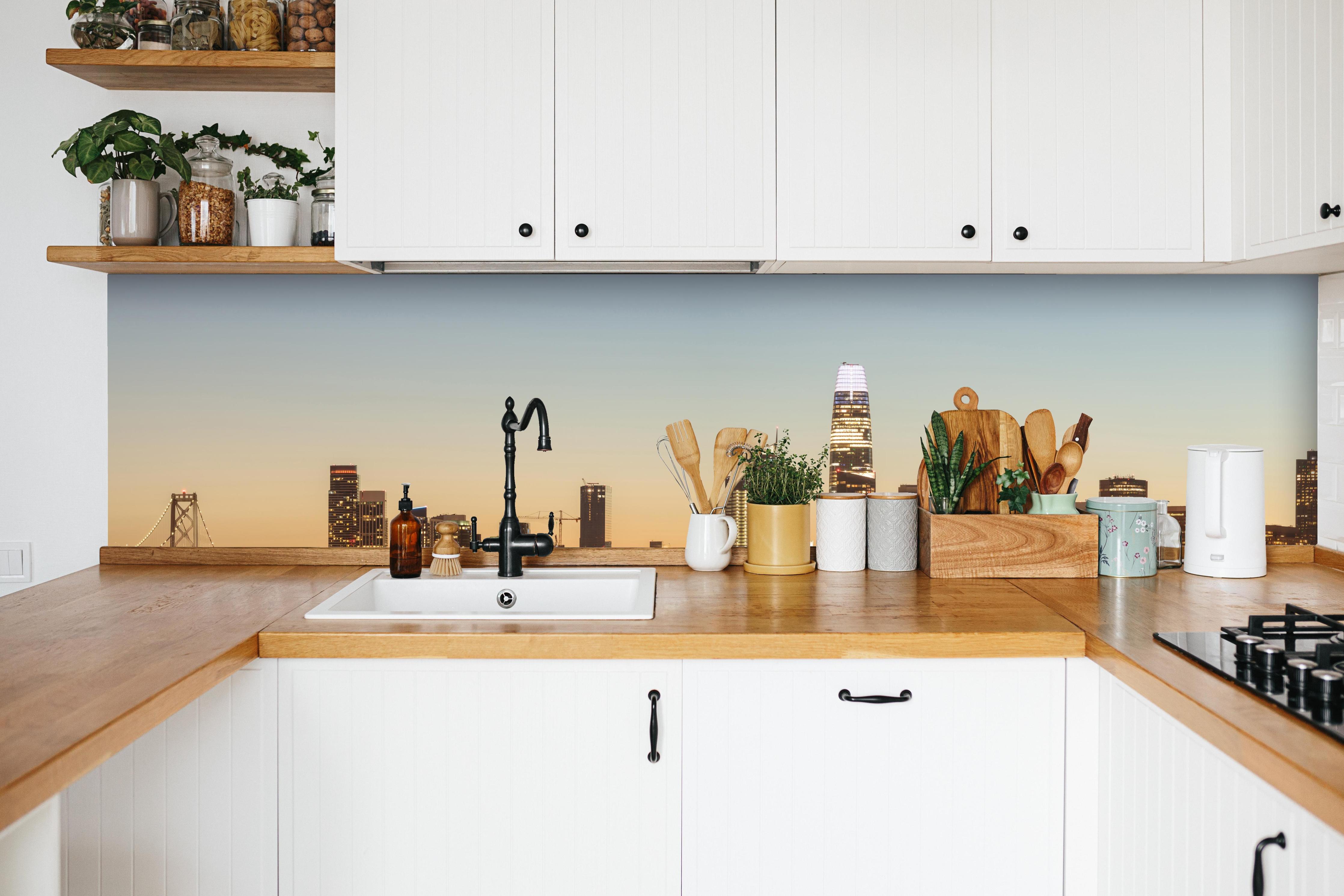 Küche - Bay Bridge und die Skyline von San Francisco in weißer Küche hinter Gewürzen und Kochlöffeln aus Holz