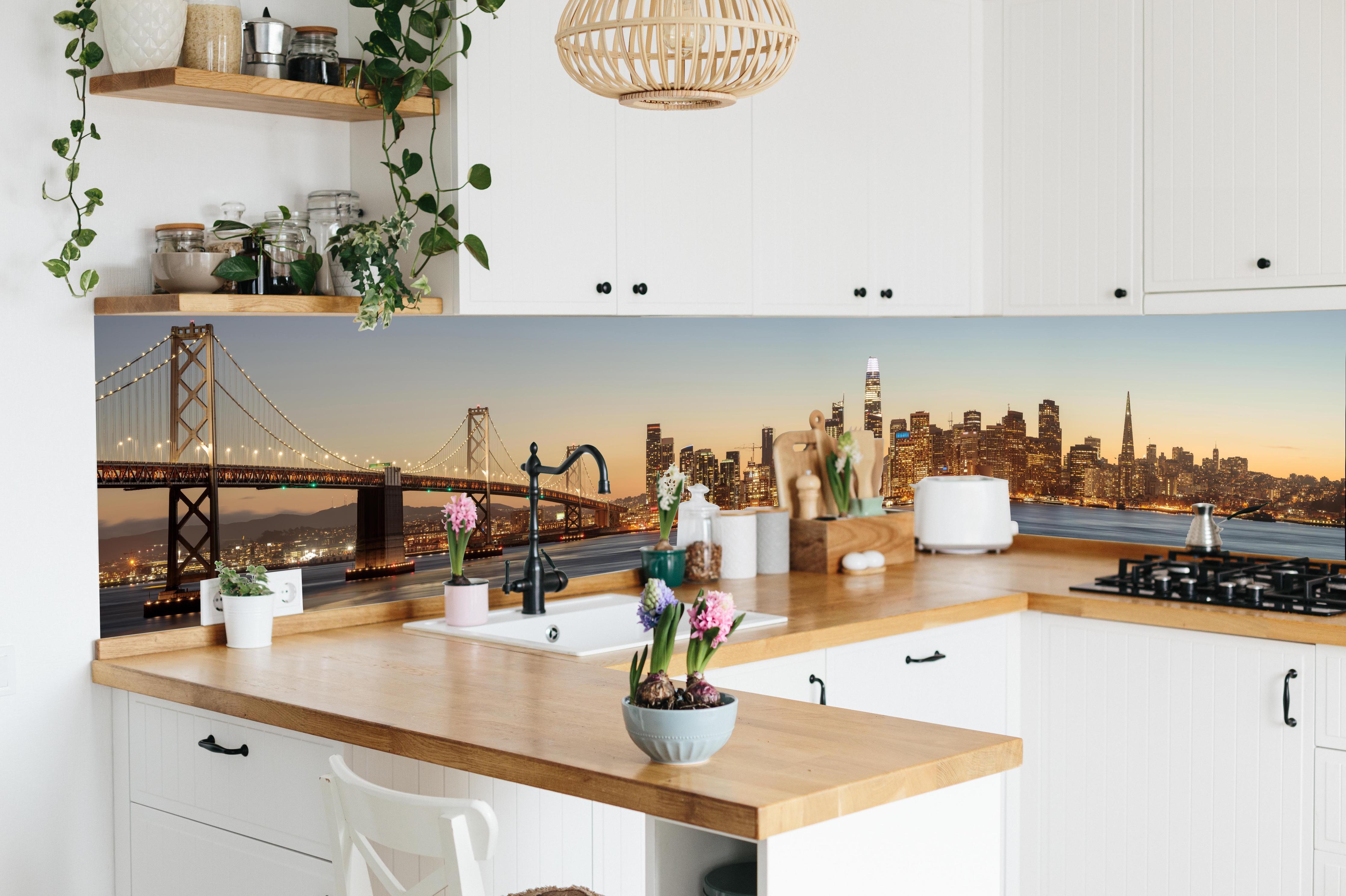 Küche - Bay Bridge und die Skyline von San Francisco in lebendiger Küche mit bunten Blumen