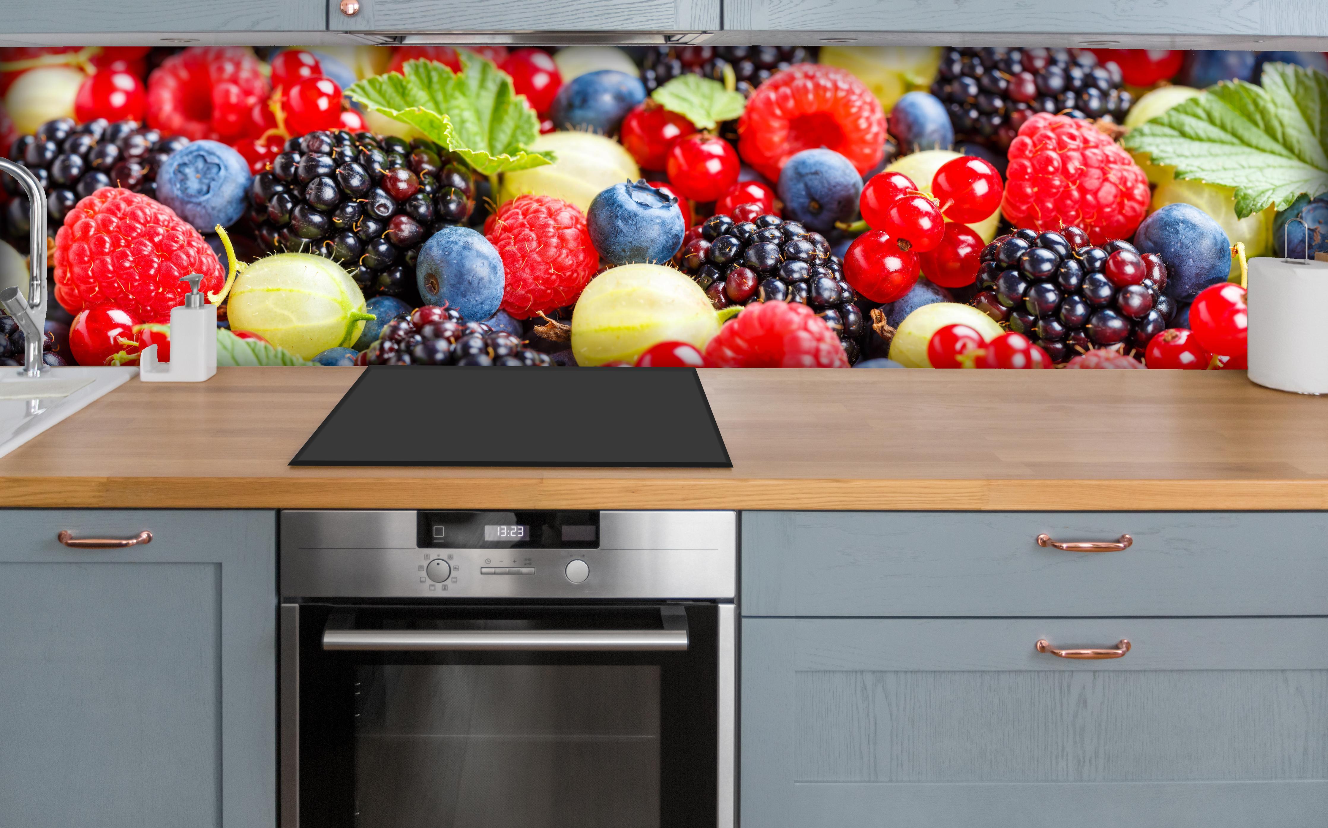 Küche - Beerenmischung über polierter Holzarbeitsplatte mit Cerankochfeld