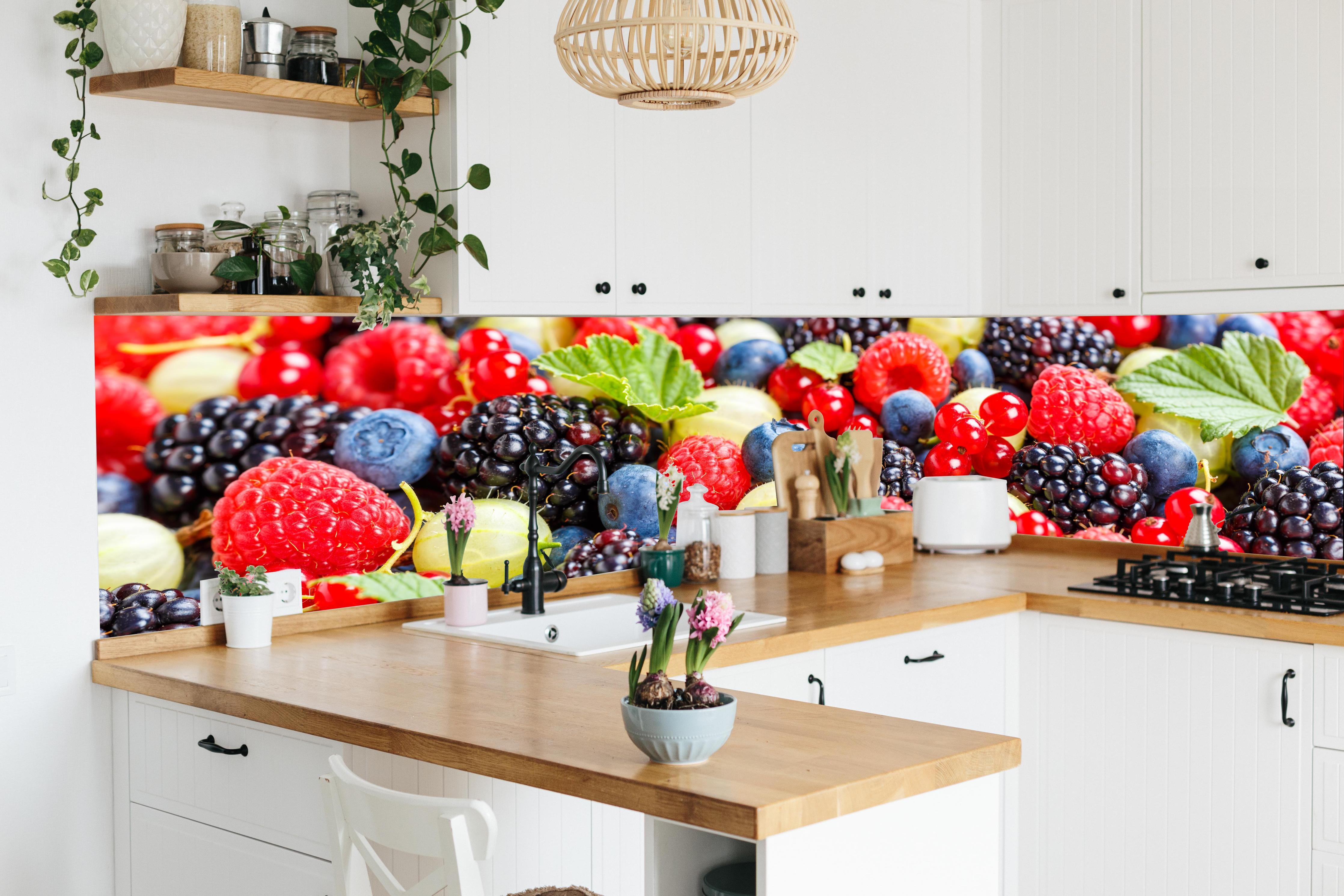 Küche - Beerenmischung in lebendiger Küche mit bunten Blumen