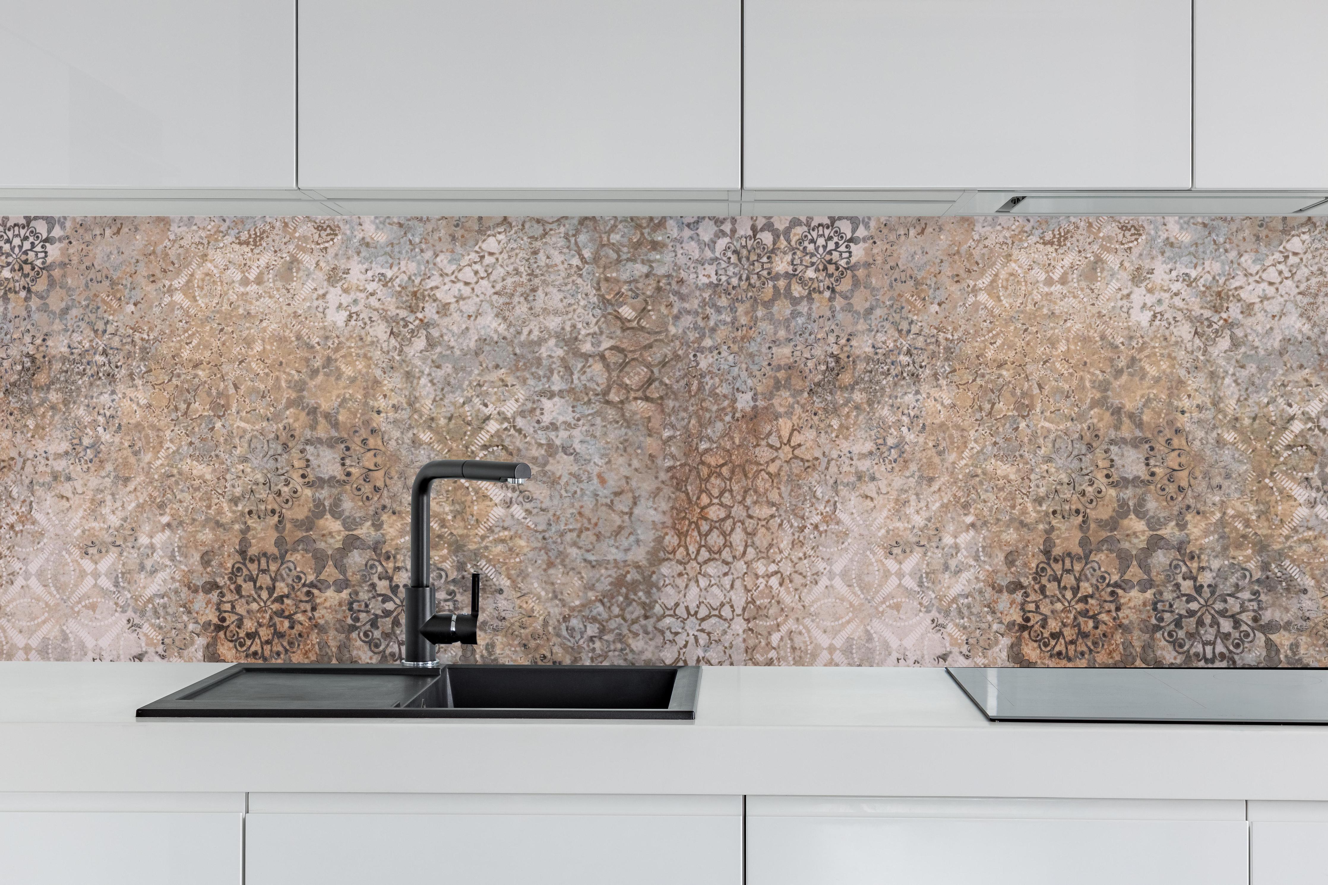 Küche - Beige Vintage Blumenmuster im Tapeten-Stil hinter weißen Hochglanz-Küchenregalen und schwarzem Wasserhahn