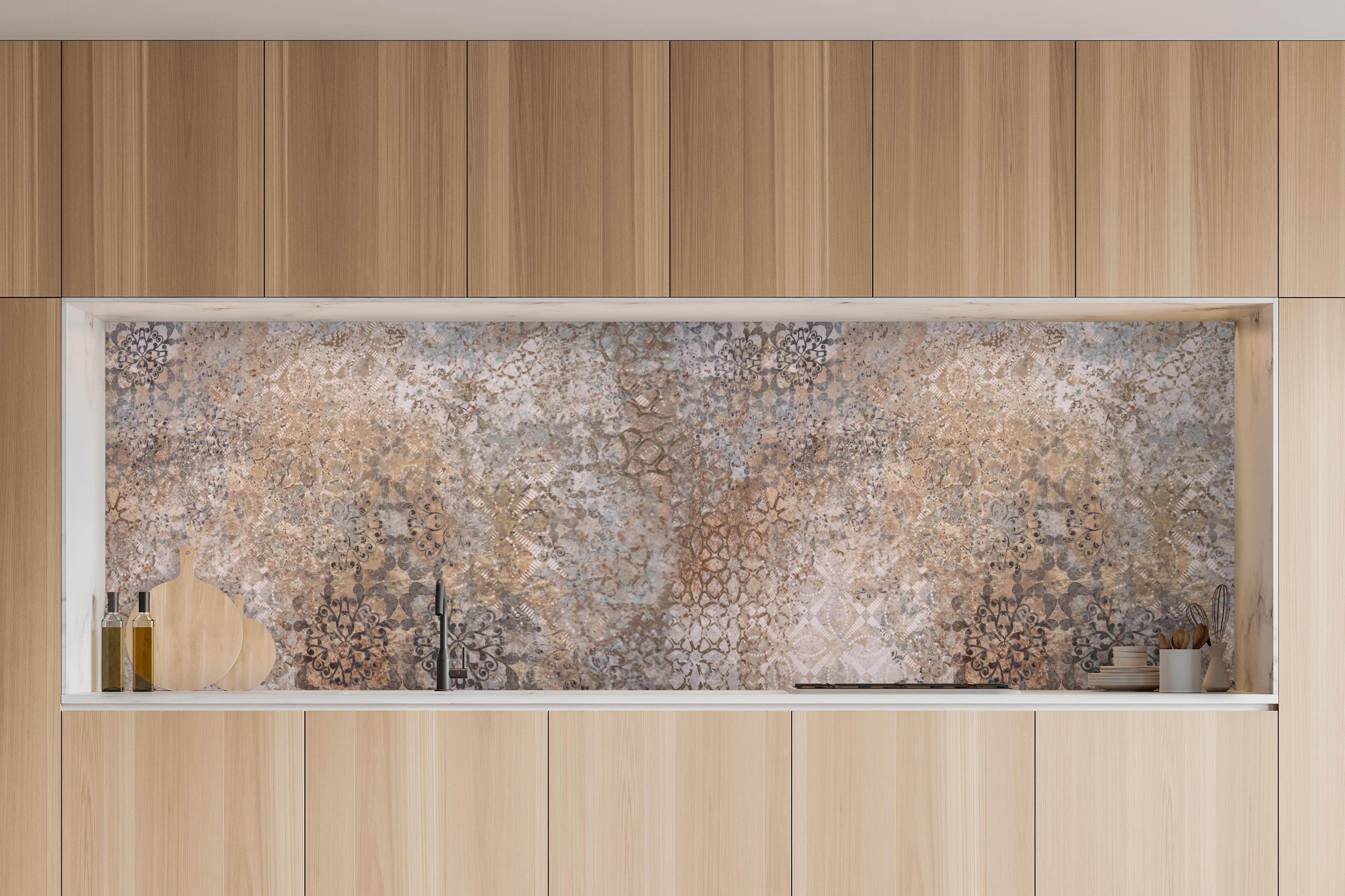 Küche - Beige Vintage Blumenmuster im Tapeten-Stil in charakteristischer Vollholz-Küche mit modernem Gasherd