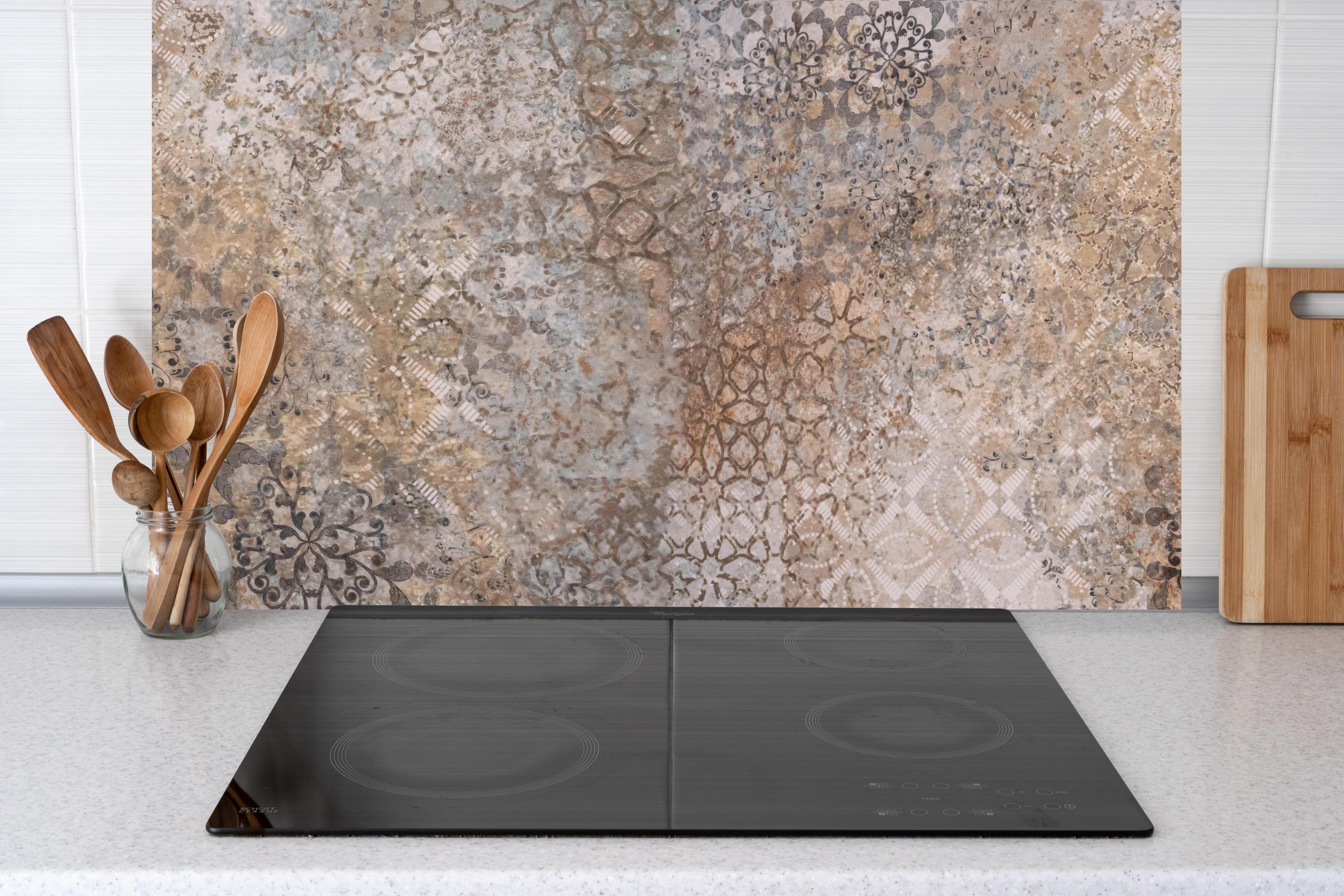 Küche - Beige Vintage Blumenmuster im Tapeten-Stil hinter Cerankochfeld und Holz-Kochutensilien