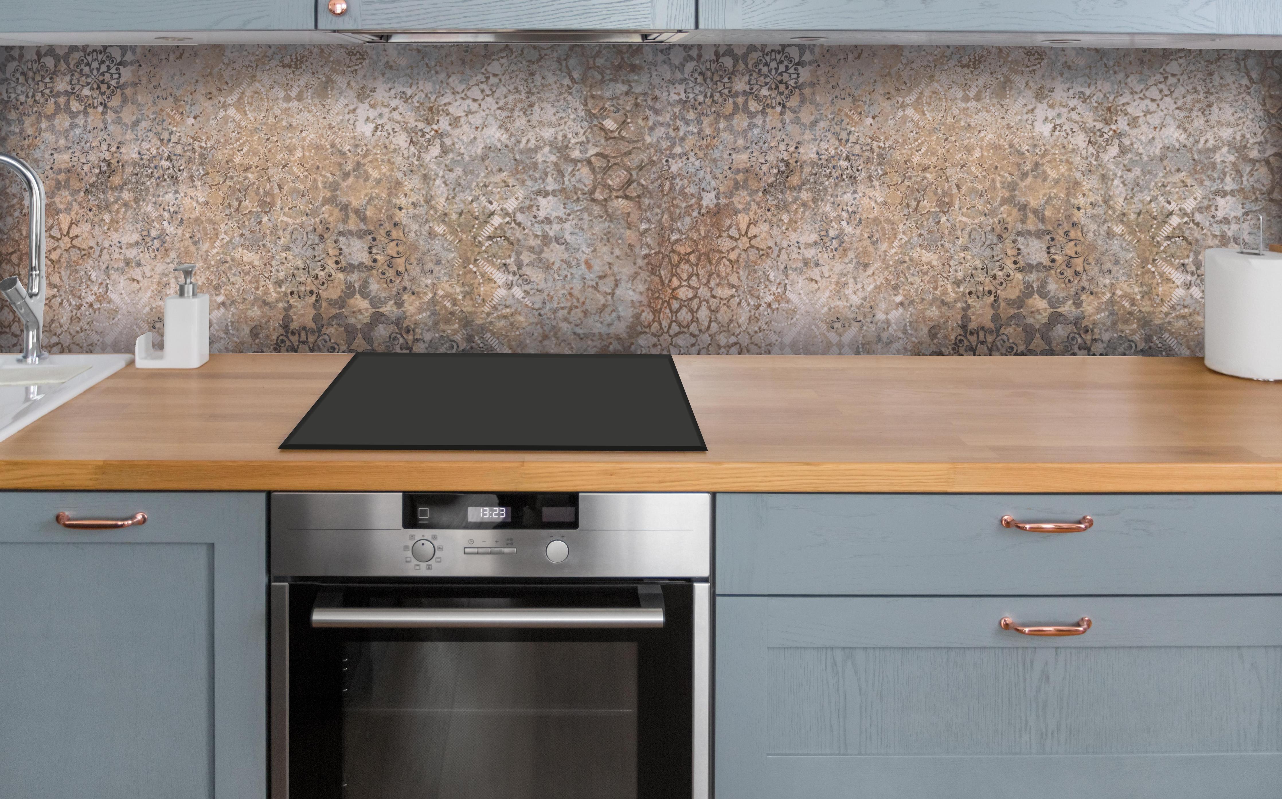 Küche - Beige Vintage Blumenmuster im Tapeten-Stil über polierter Holzarbeitsplatte mit Cerankochfeld