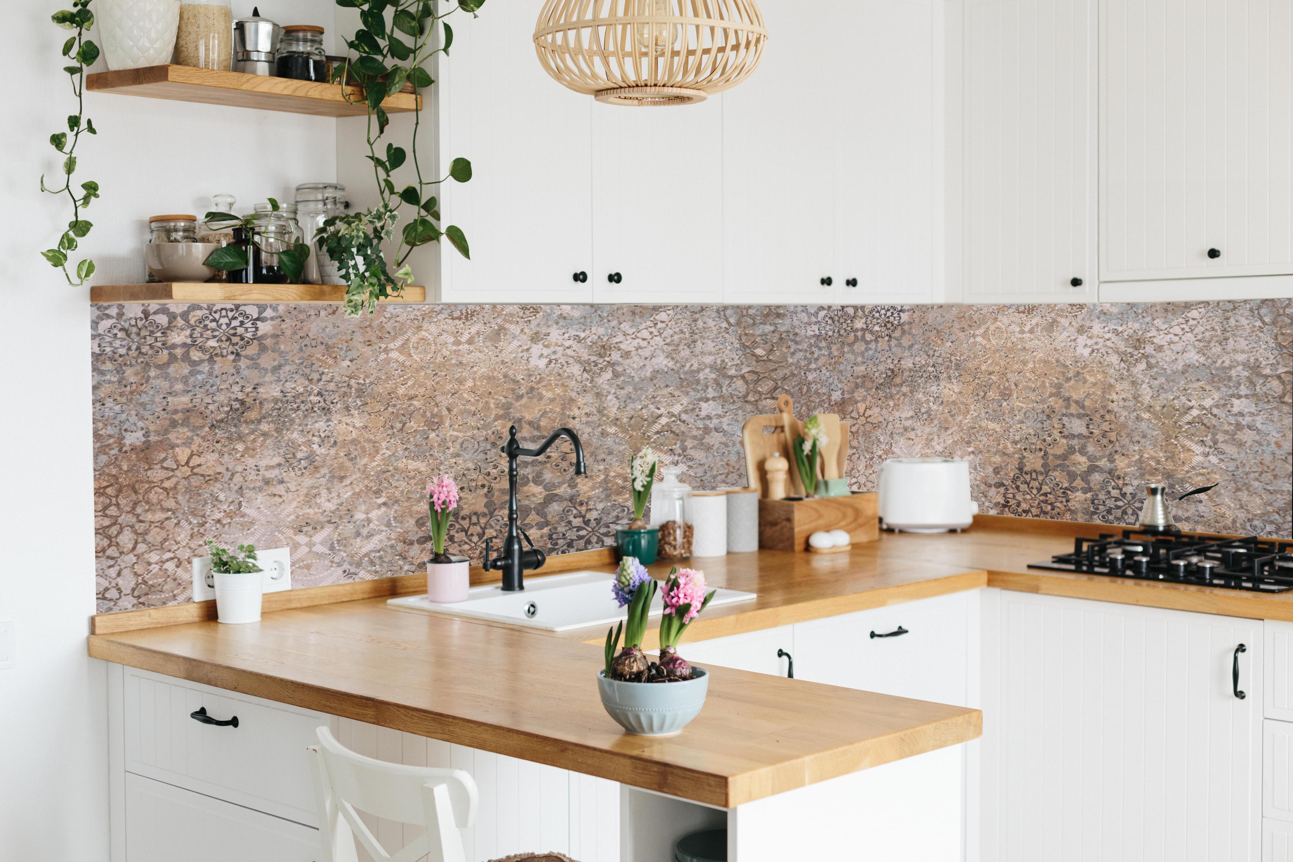 Küche - Beige Vintage Blumenmuster im Tapeten-Stil in lebendiger Küche mit bunten Blumen