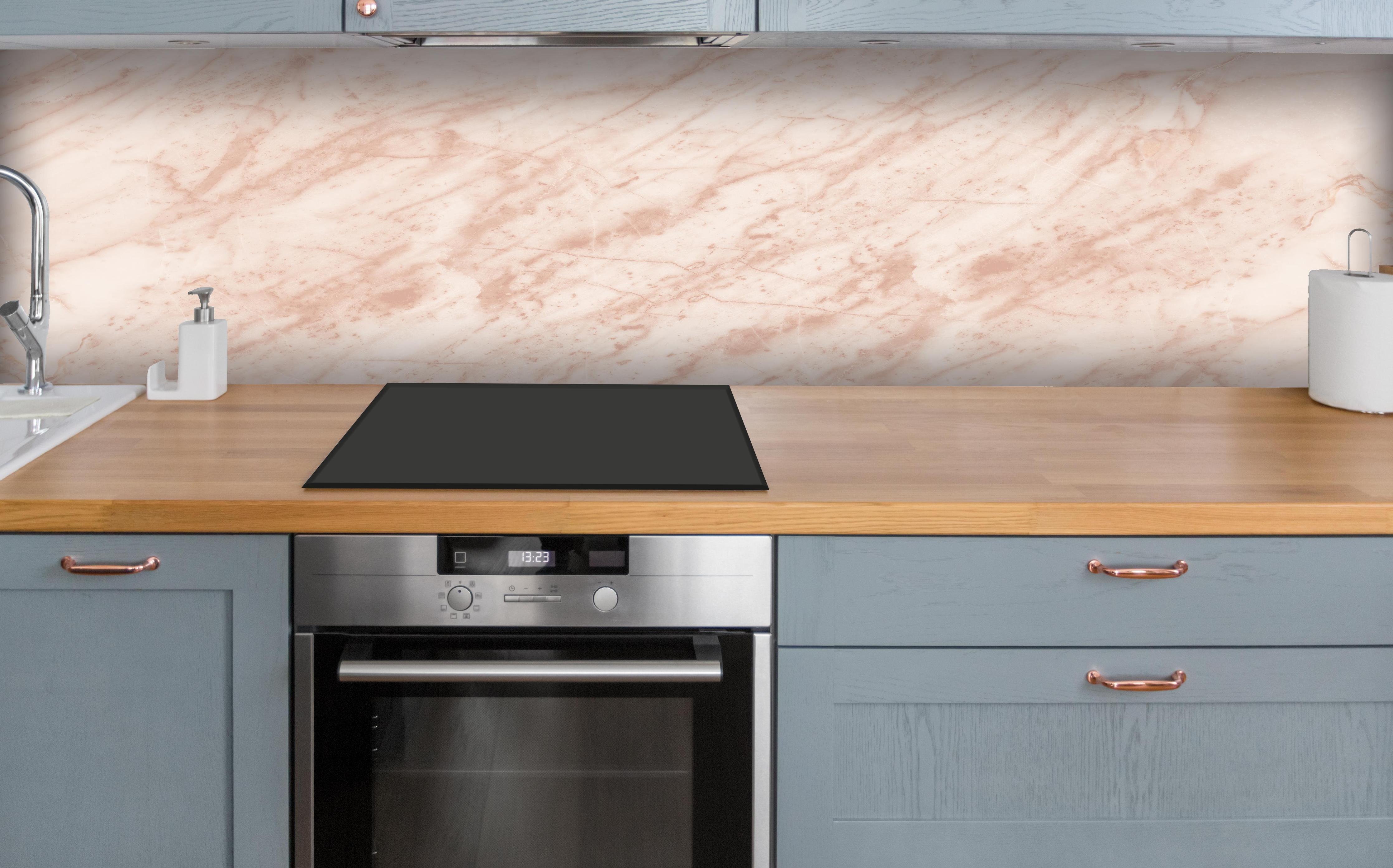 Küche - Beiger abstrakter Marmor über polierter Holzarbeitsplatte mit Cerankochfeld