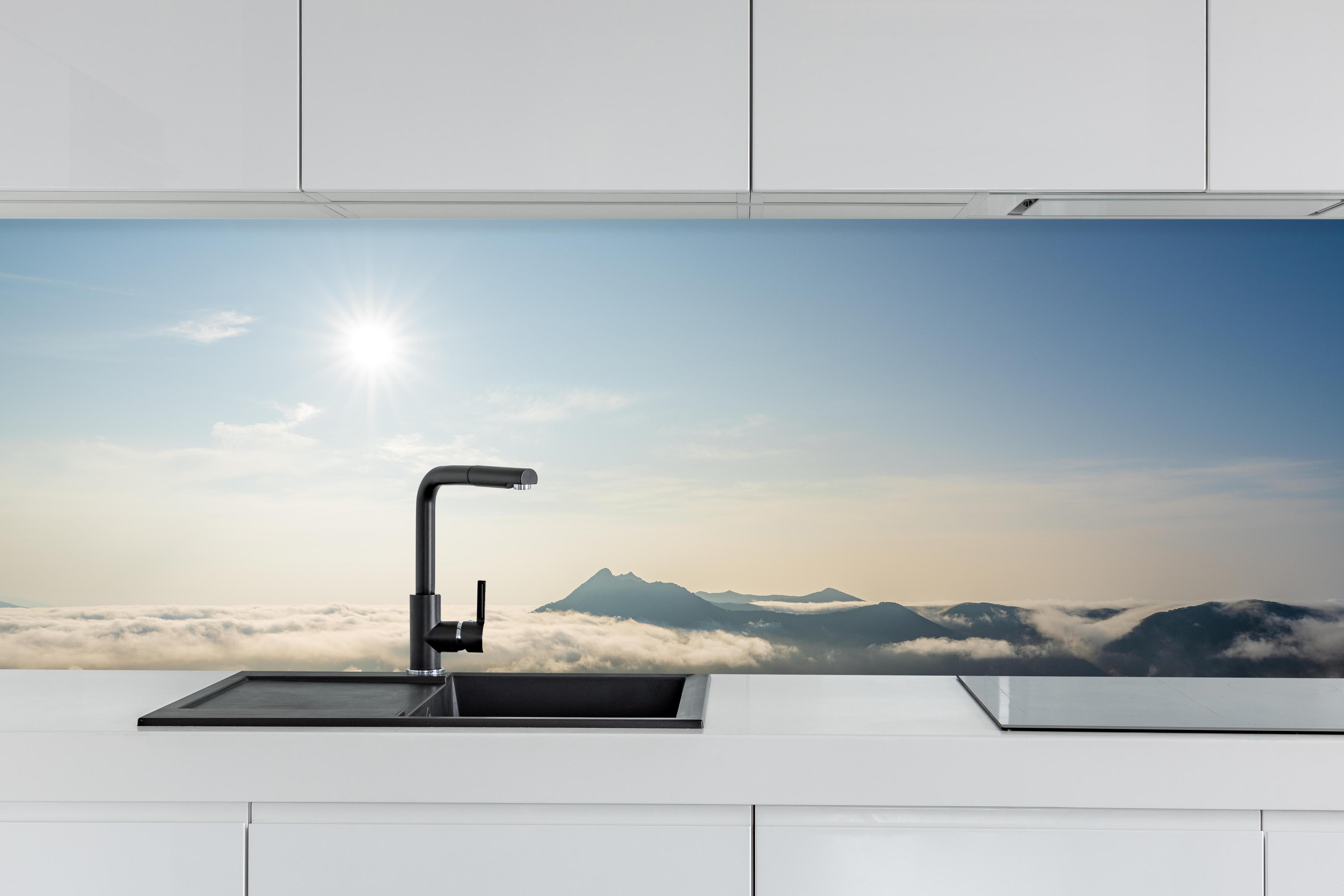 Küche - Berg Asahi Unkai hinter weißen Hochglanz-Küchenregalen und schwarzem Wasserhahn