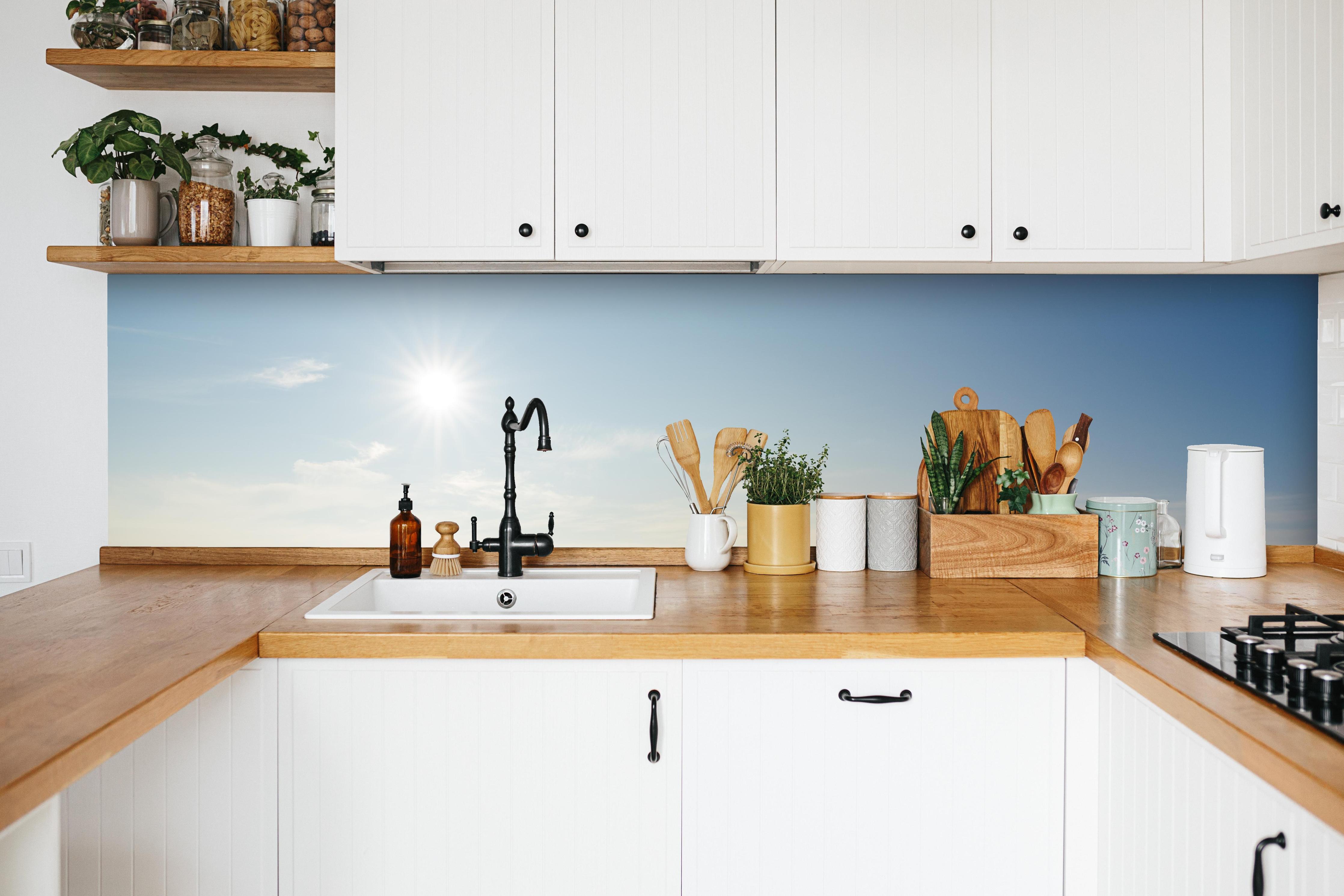 Küche - Berg Asahi Unkai in weißer Küche hinter Gewürzen und Kochlöffeln aus Holz