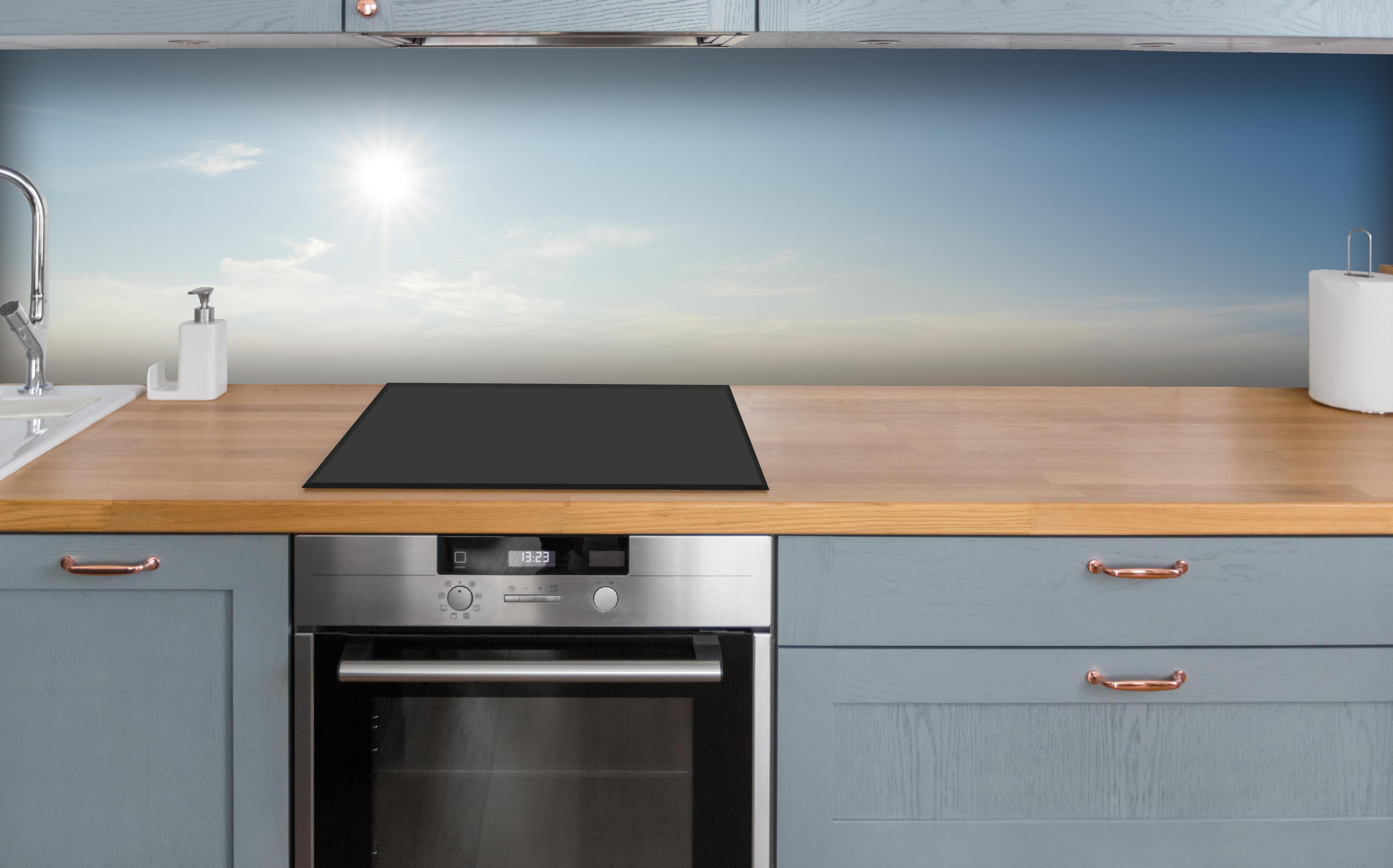 Küche - Berg Asahi Unkai über polierter Holzarbeitsplatte mit Cerankochfeld