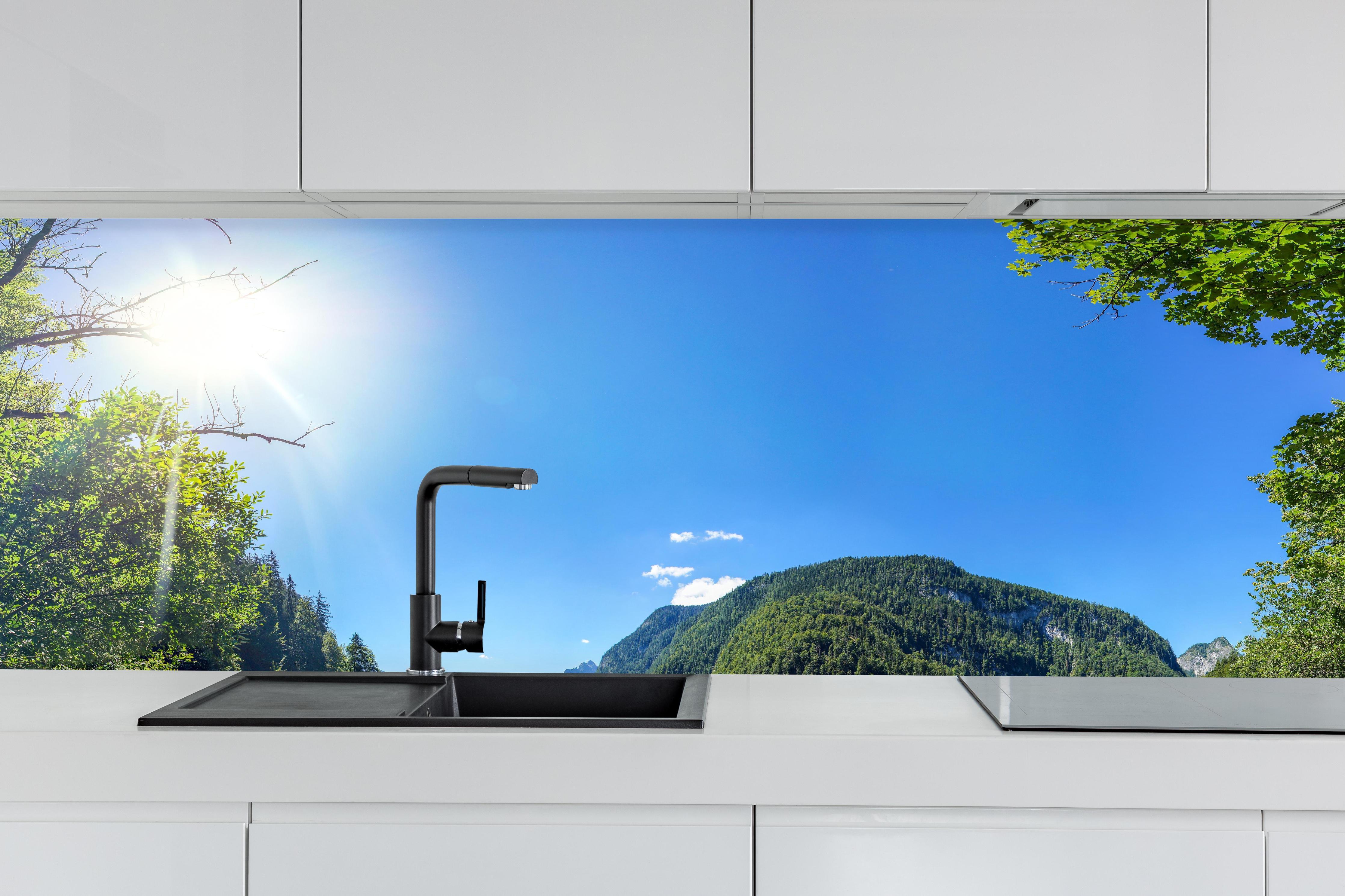 Küche - Berge Alpen Königsee Österreich hinter weißen Hochglanz-Küchenregalen und schwarzem Wasserhahn