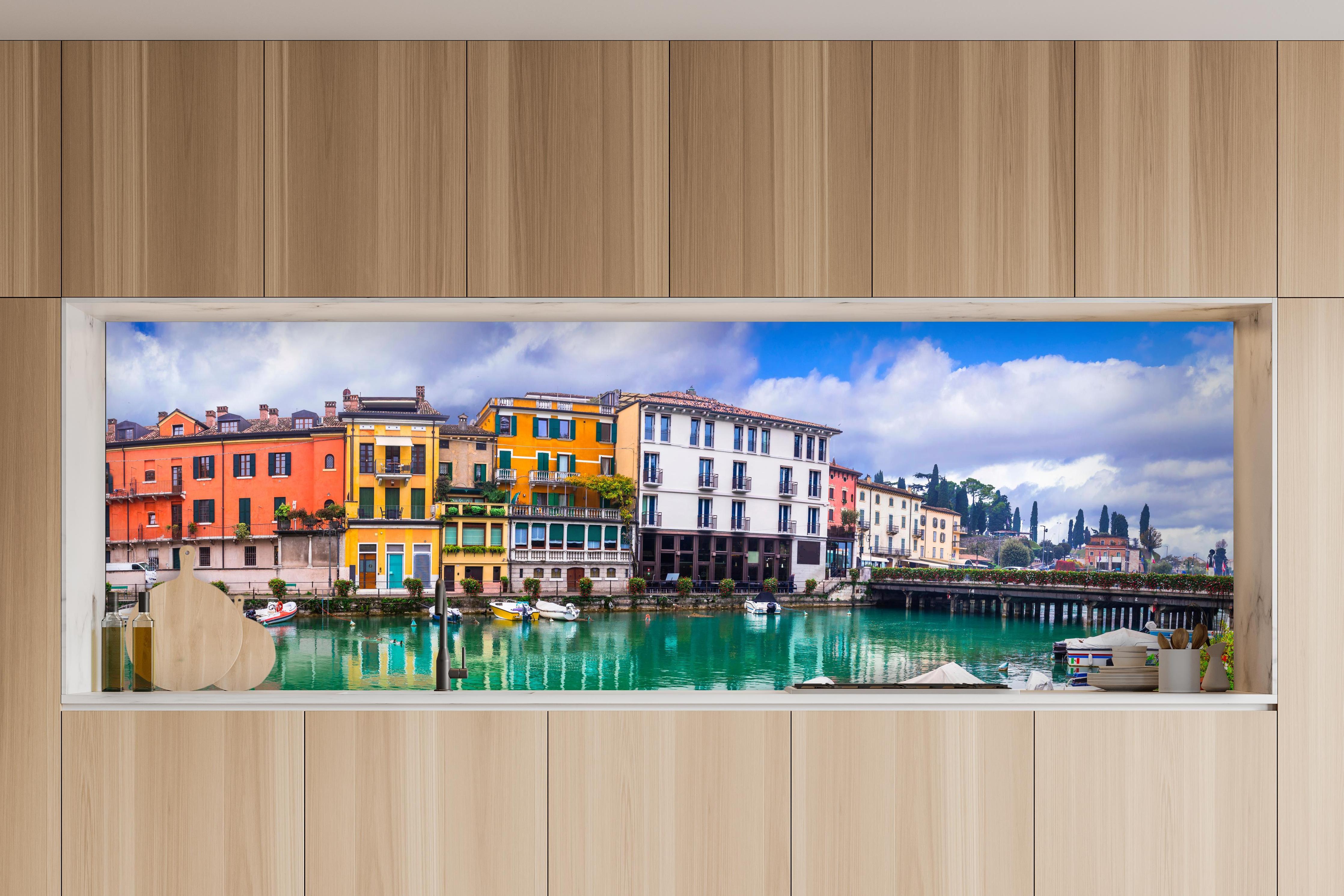 Küche - Beschauliches schönes Dorf in Peschie in charakteristischer Vollholz-Küche mit modernem Gasherd