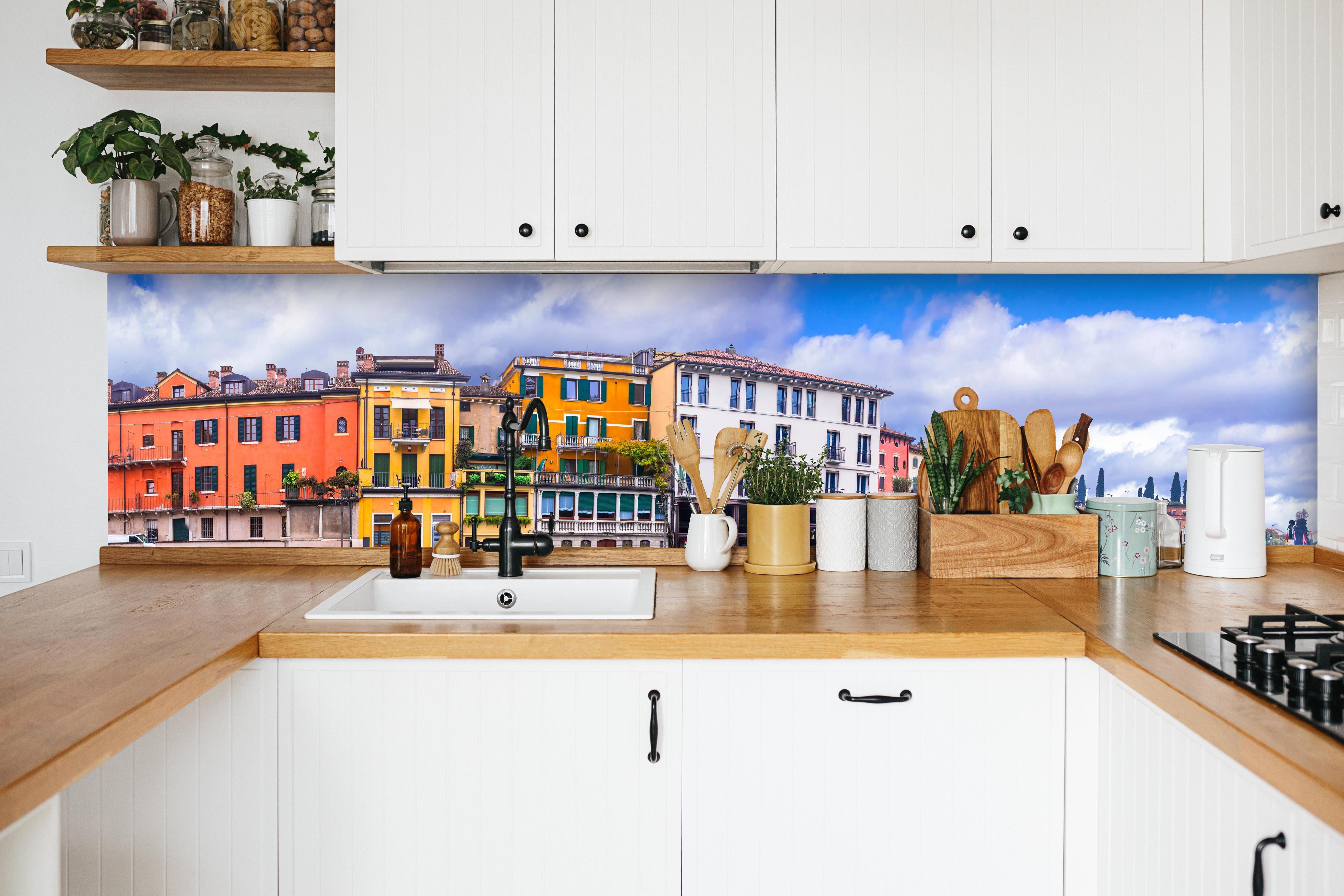 Küche - Beschauliches schönes Dorf in Peschie in weißer Küche hinter Gewürzen und Kochlöffeln aus Holz