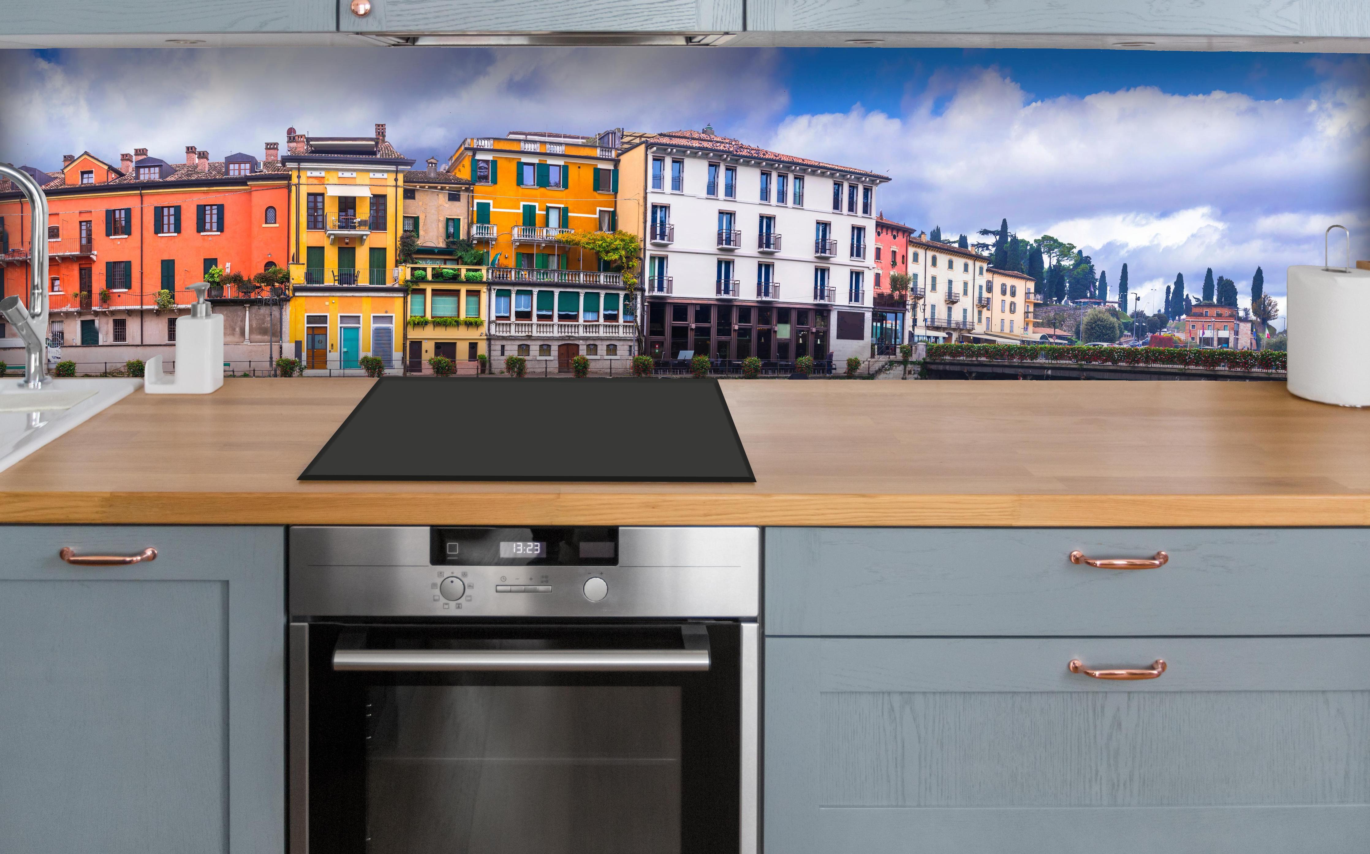 Küche - Beschauliches schönes Dorf in Peschie über polierter Holzarbeitsplatte mit Cerankochfeld