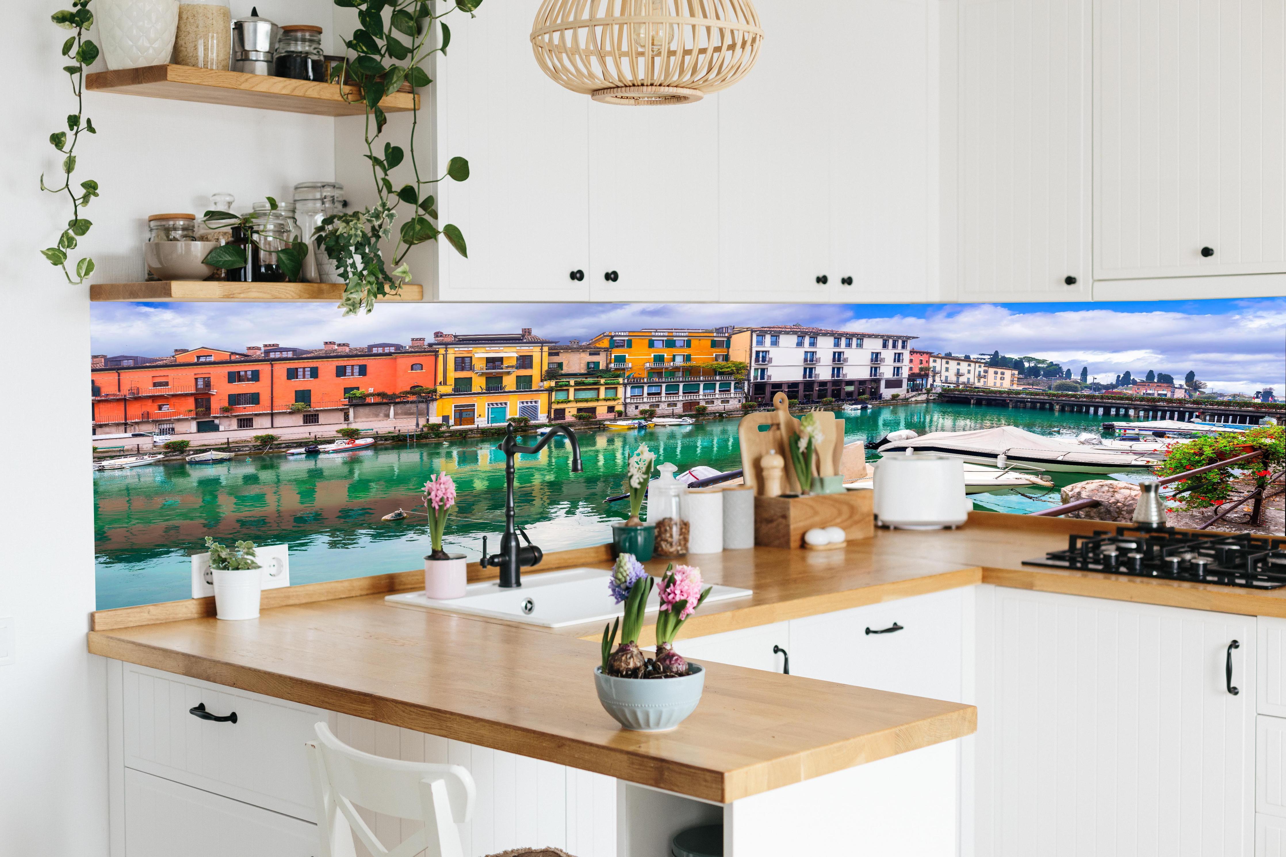 Küche - Beschauliches schönes Dorf in Peschie in lebendiger Küche mit bunten Blumen