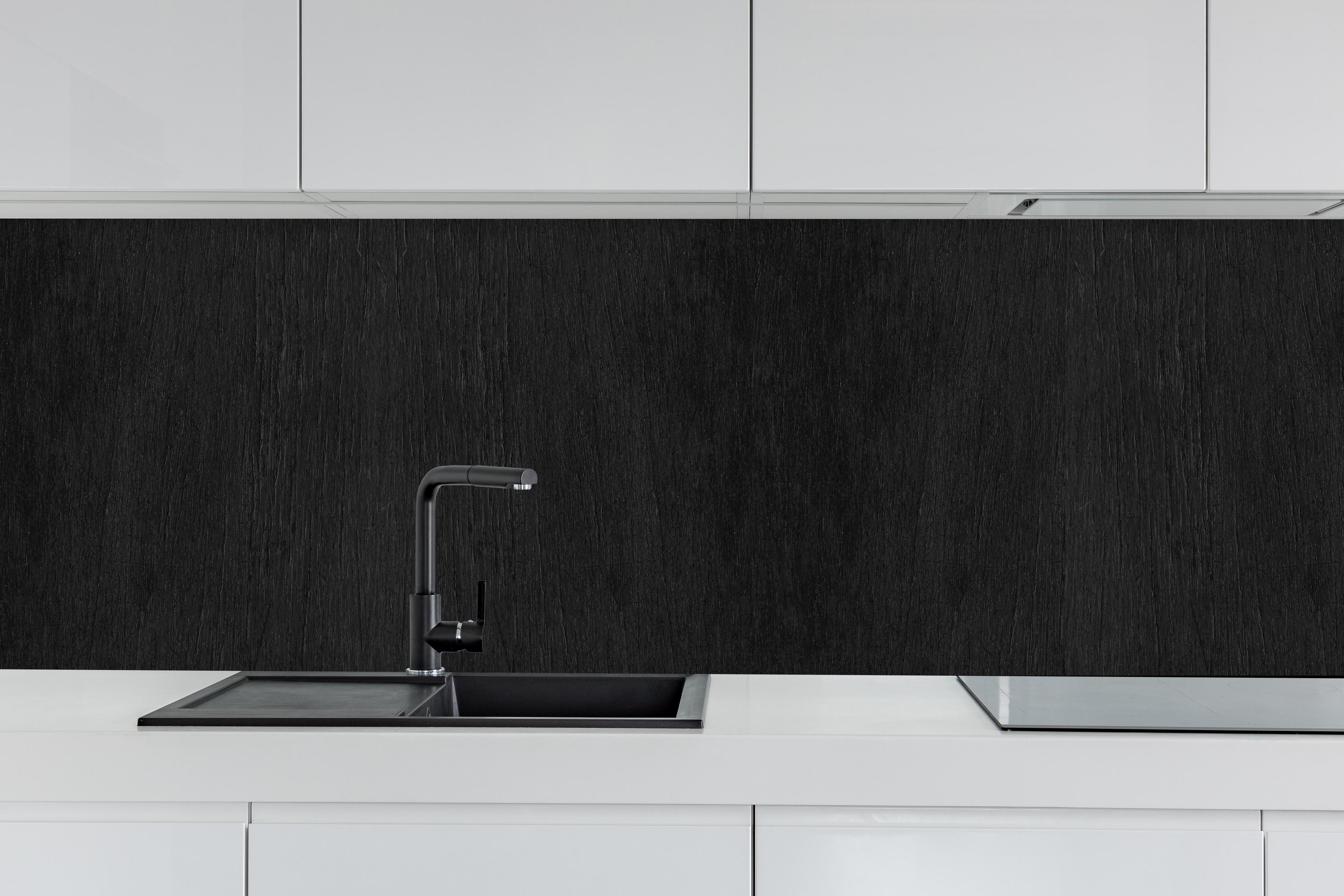 Küche - Black Vintage Holztischplatte hinter weißen Hochglanz-Küchenregalen und schwarzem Wasserhahn