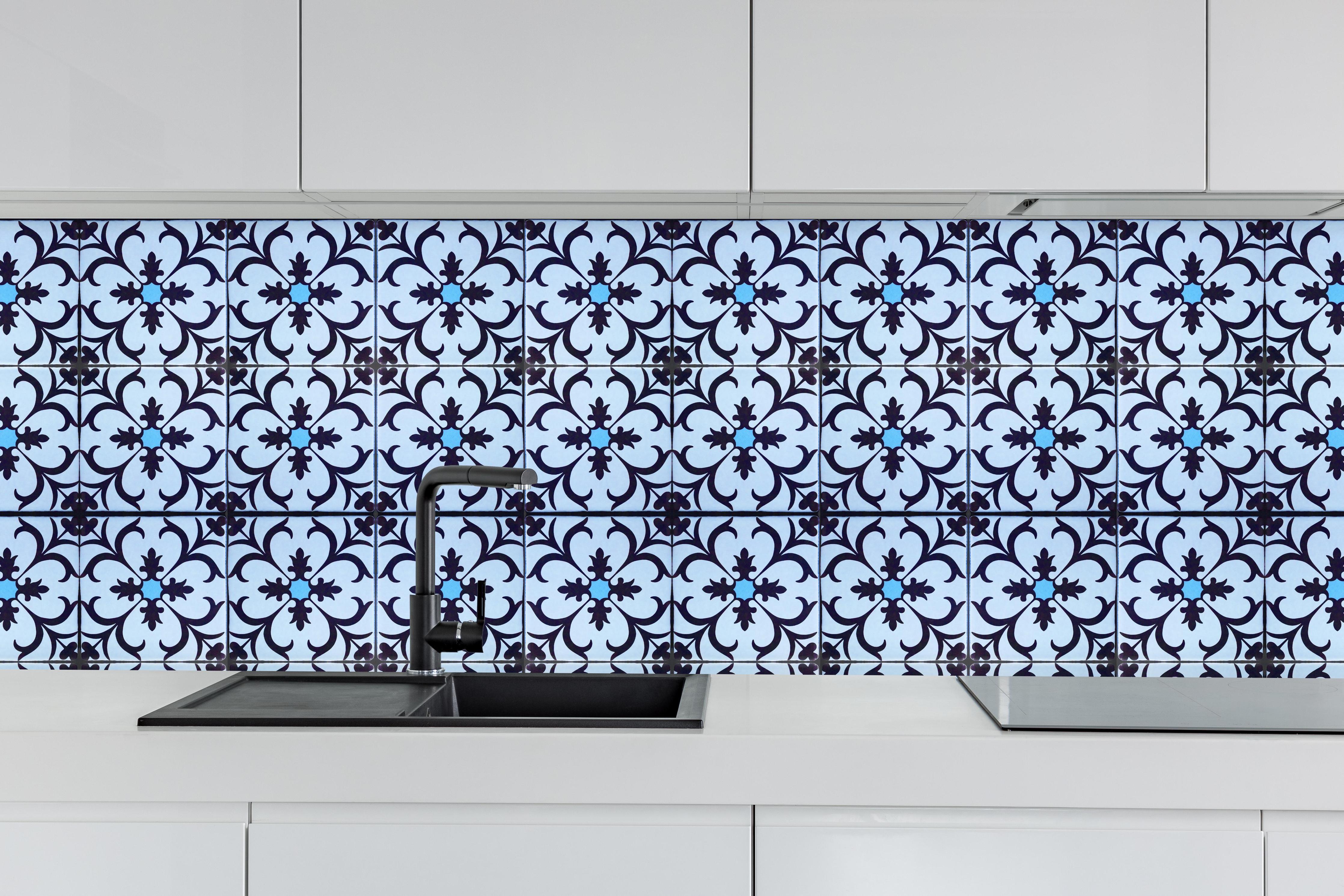 Küche - Bläulich traditionelles Mosaik Motiv hinter weißen Hochglanz-Küchenregalen und schwarzem Wasserhahn