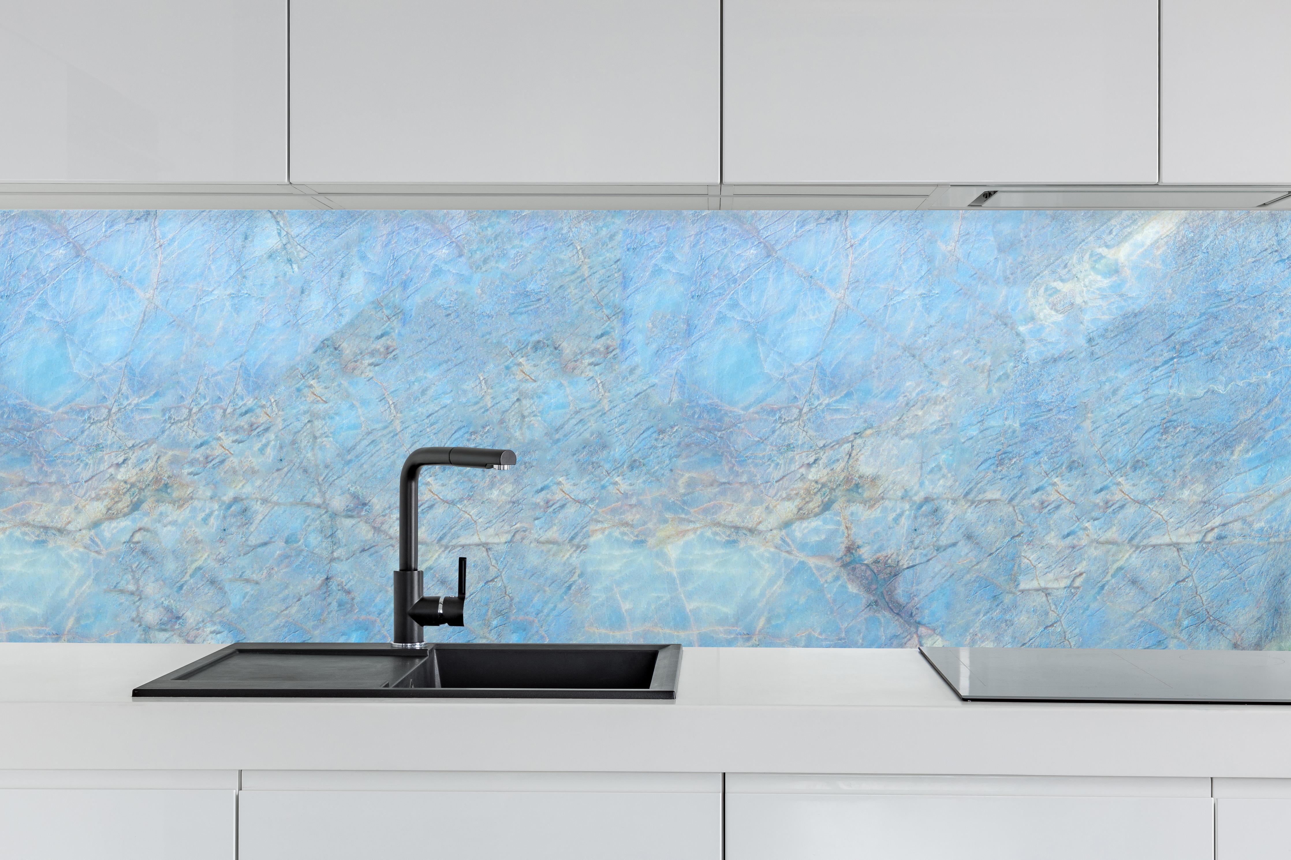Küche - Bläulicher Marmor hinter weißen Hochglanz-Küchenregalen und schwarzem Wasserhahn
