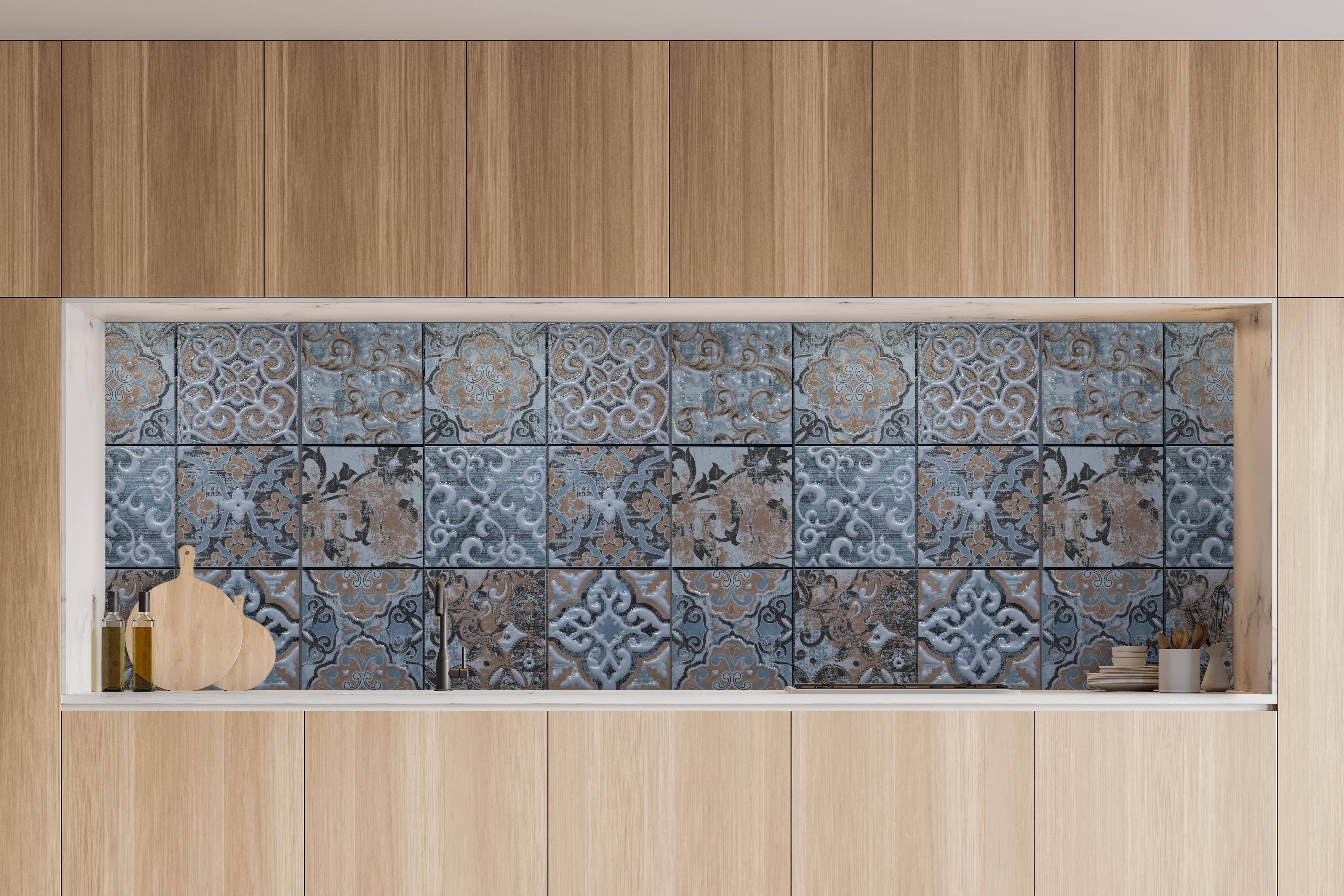 Küche - Blau geometrische Mosaik Fliesen in charakteristischer Vollholz-Küche mit modernem Gasherd