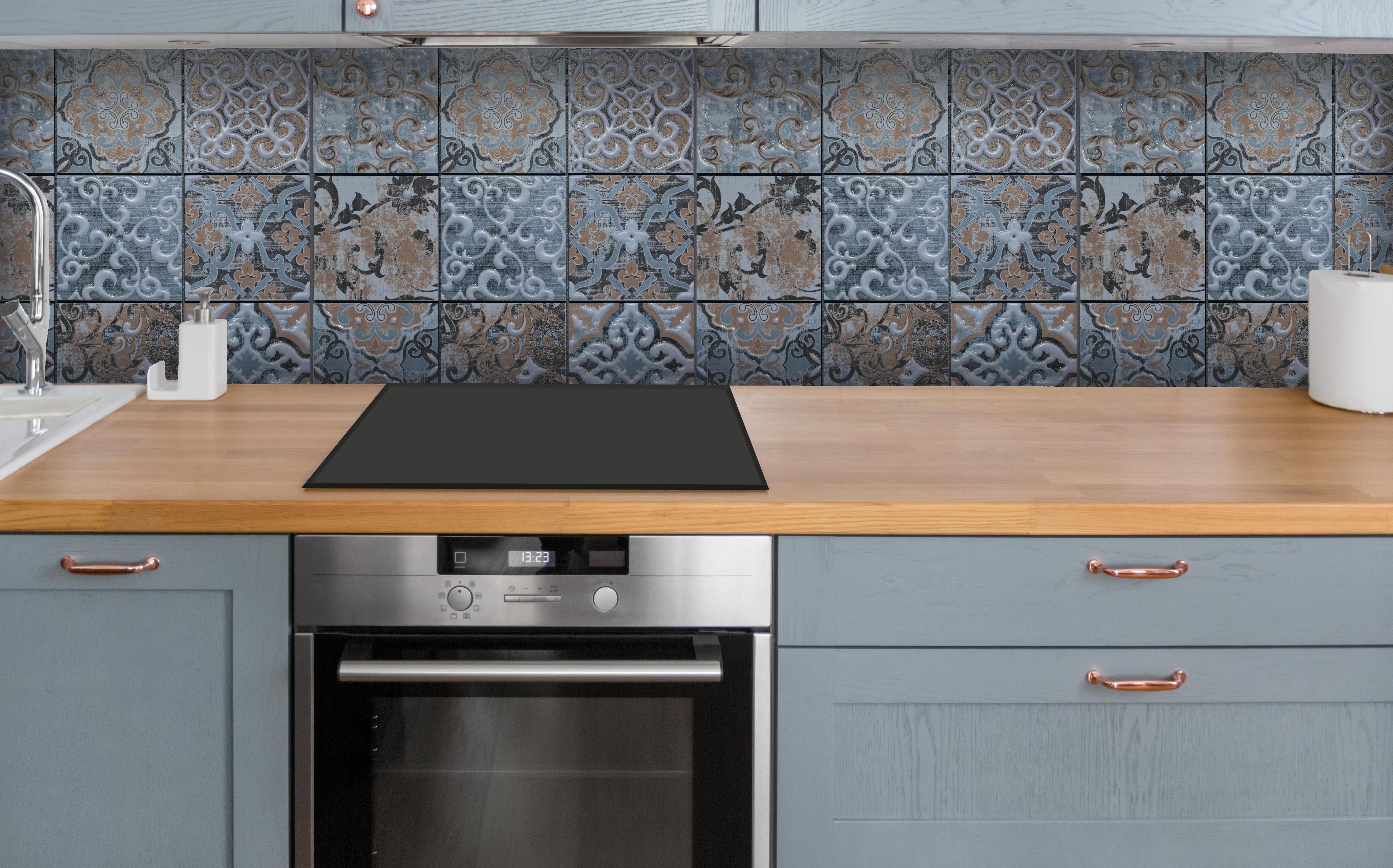 Küche - Blau geometrische Mosaik Fliesen über polierter Holzarbeitsplatte mit Cerankochfeld