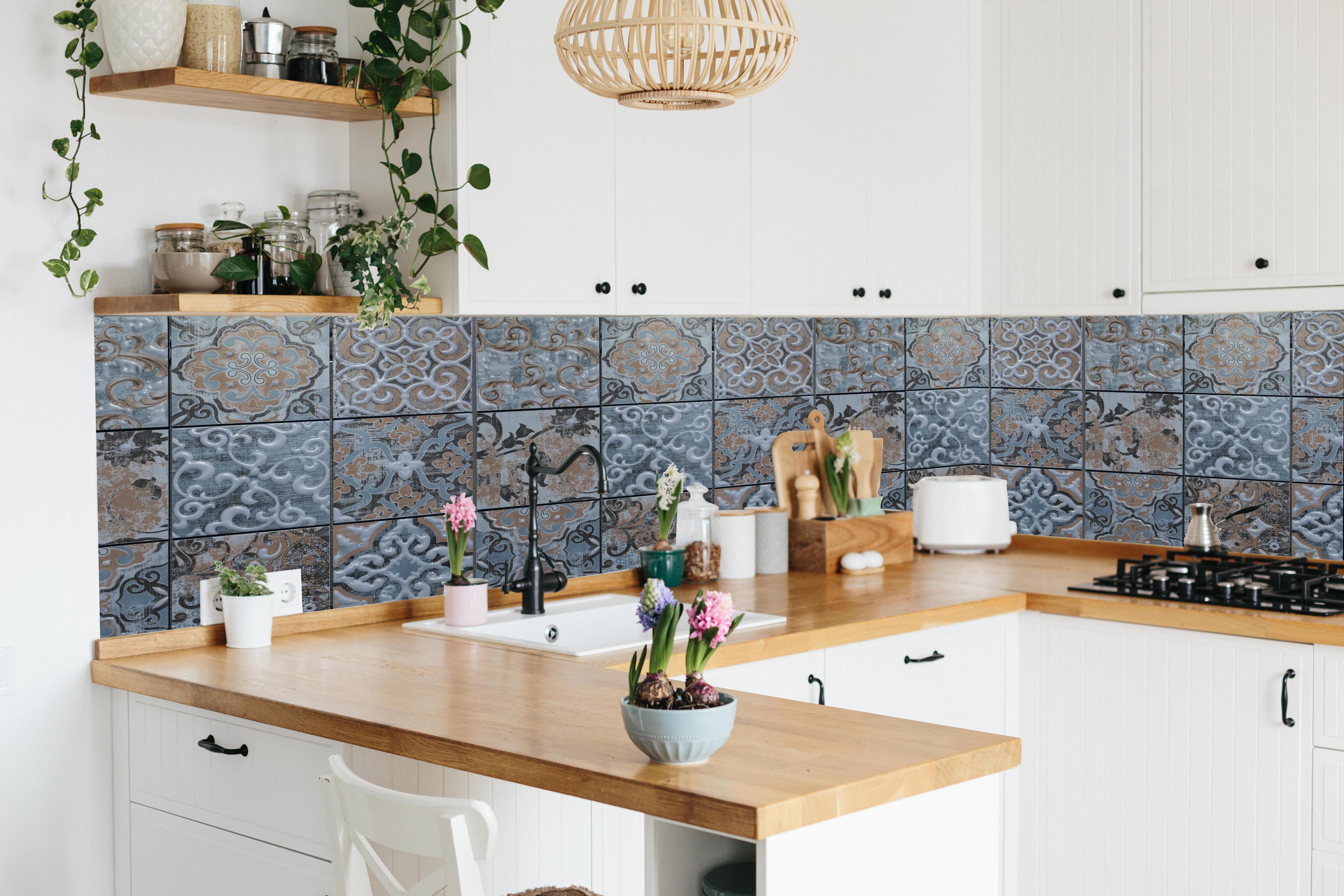 Küche - Blau geometrische Mosaik Fliesen in lebendiger Küche mit bunten Blumen