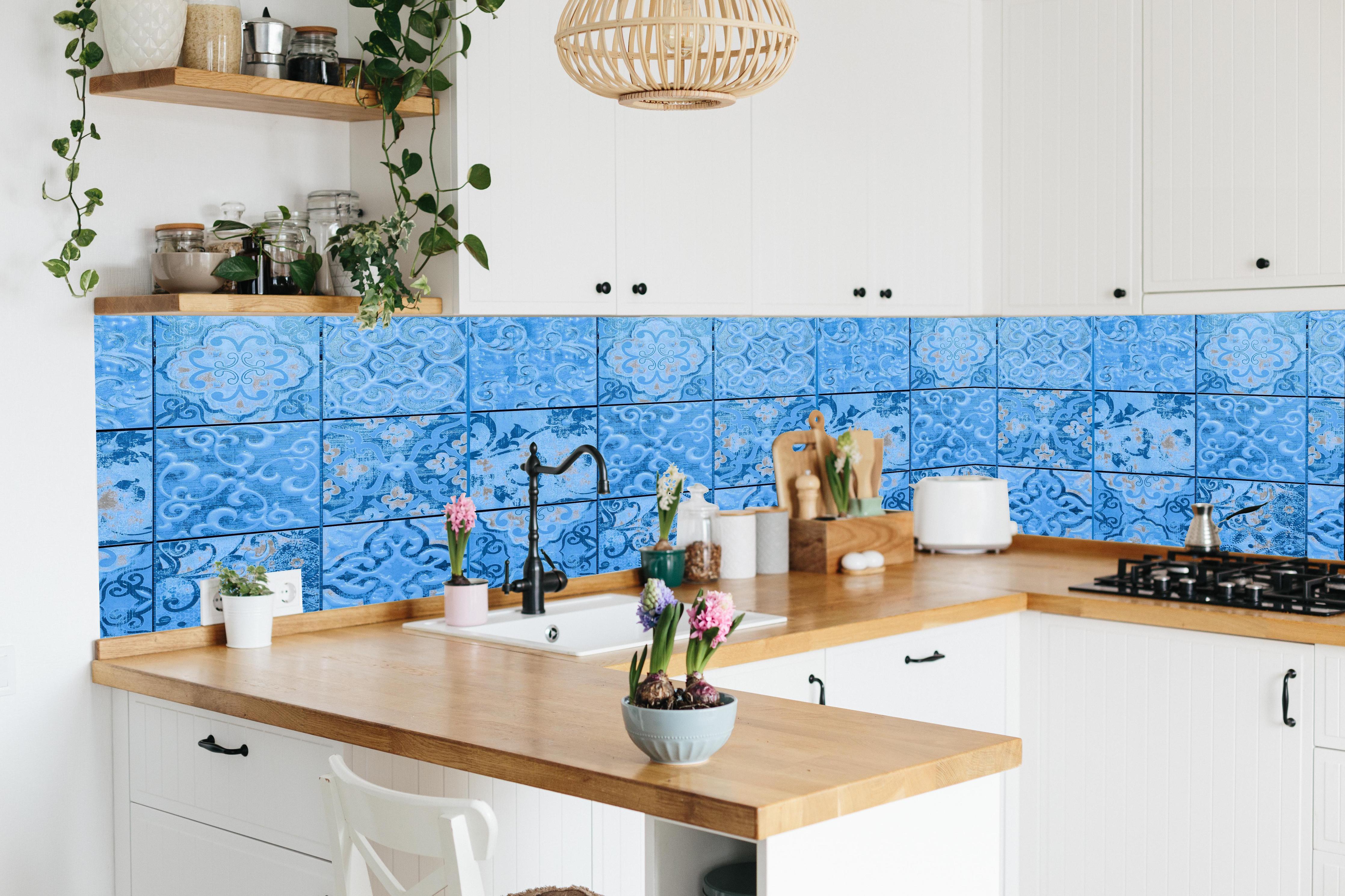 Küche - Blaue rechteckige Vintage Zementfliesen in lebendiger Küche mit bunten Blumen