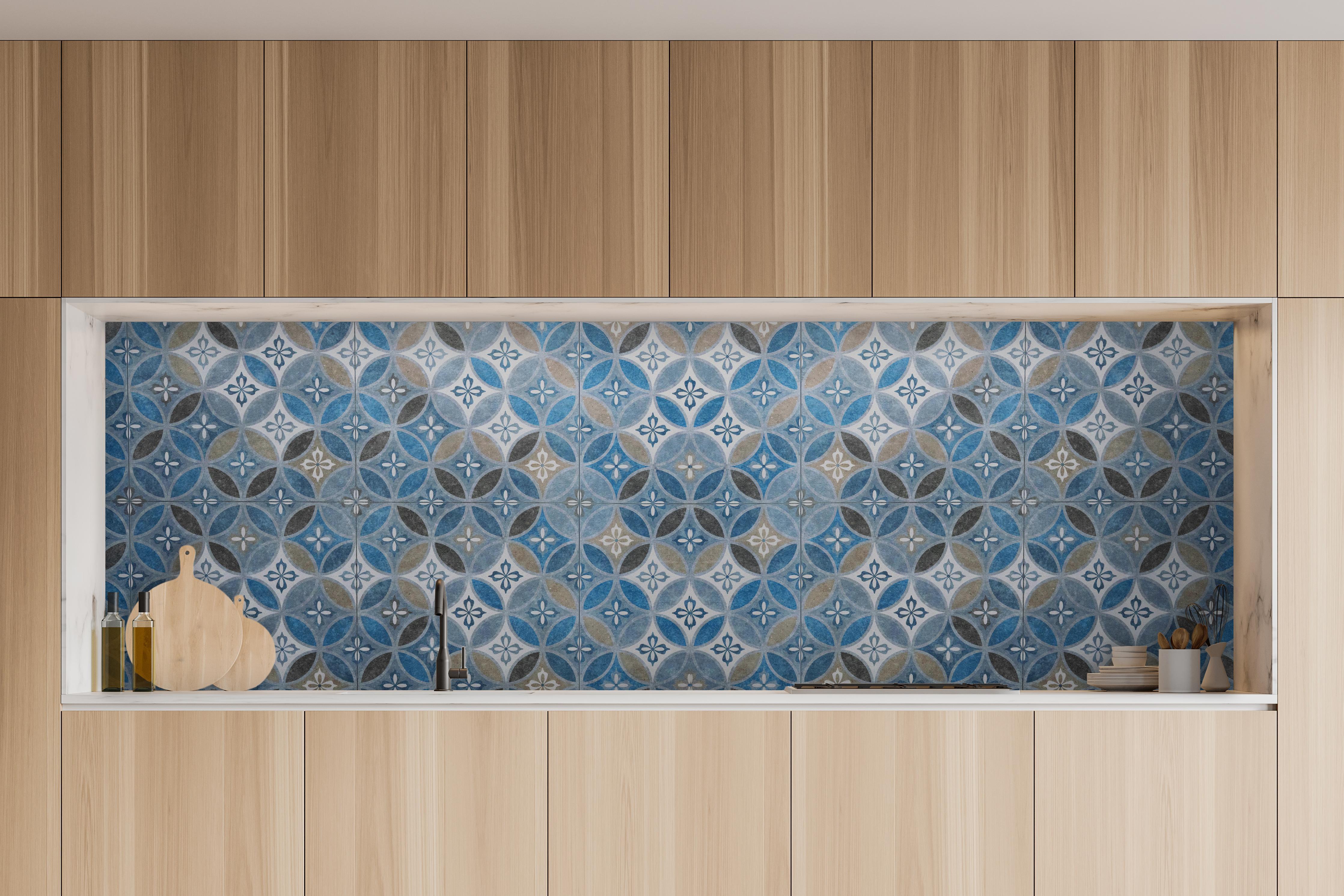 Küche - Blaues Vintage Mosaik in charakteristischer Vollholz-Küche mit modernem Gasherd