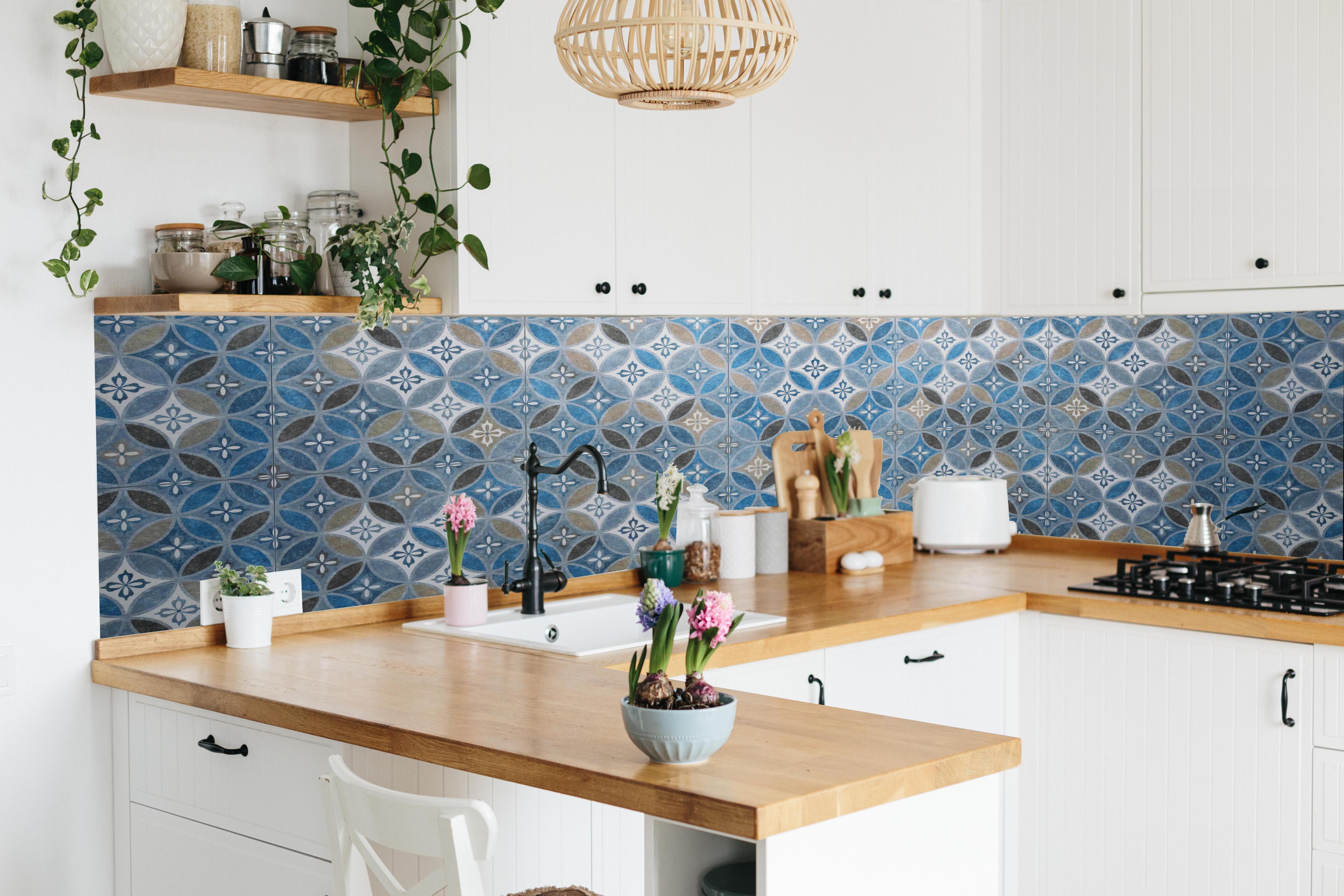 Küche - Blaues Vintage Mosaik in lebendiger Küche mit bunten Blumen