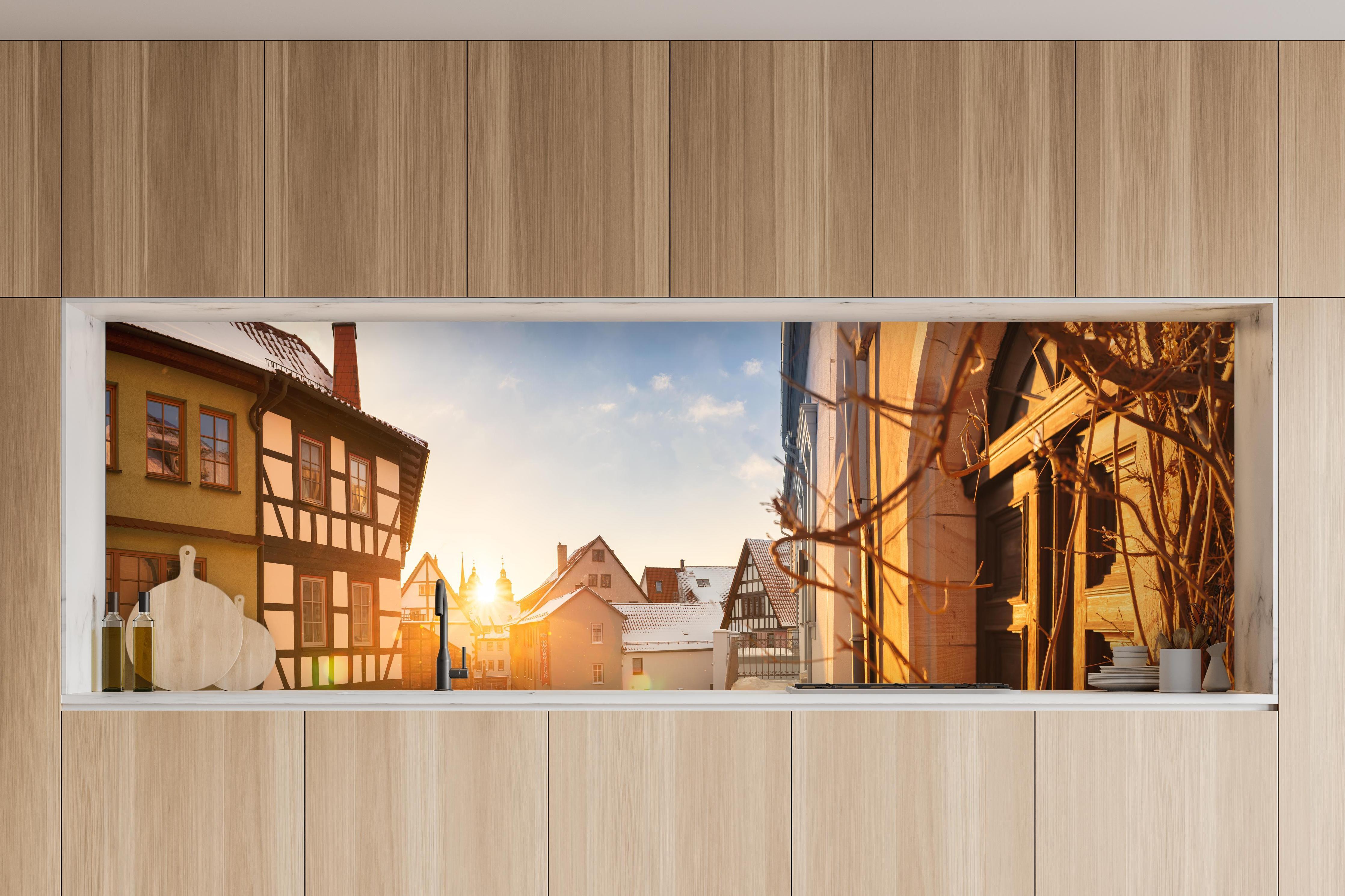 Küche - Blick auf Schmalkalden im Winter in charakteristischer Vollholz-Küche mit modernem Gasherd