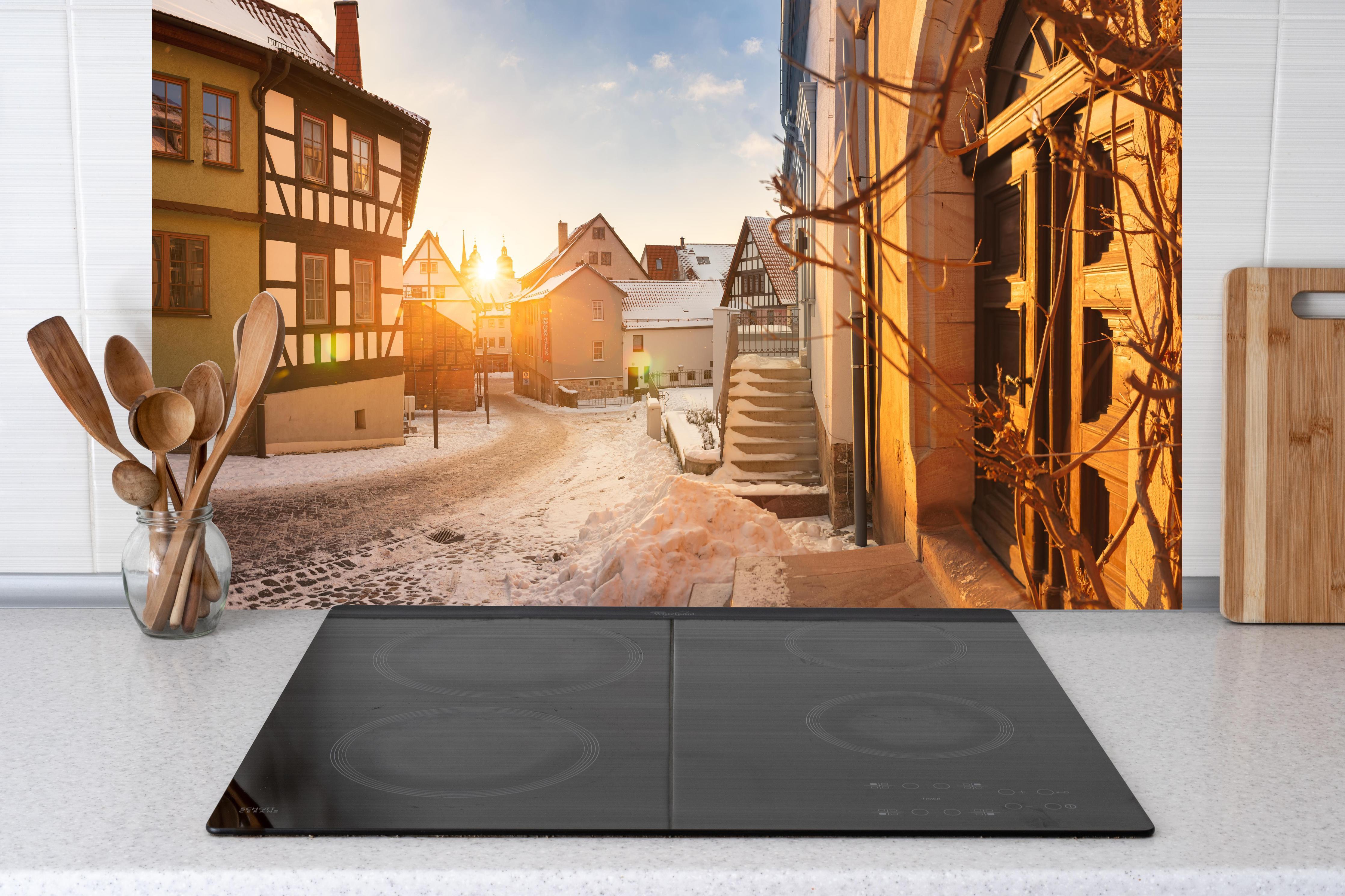 Küche - Blick auf Schmalkalden im Winter hinter Cerankochfeld und Holz-Kochutensilien