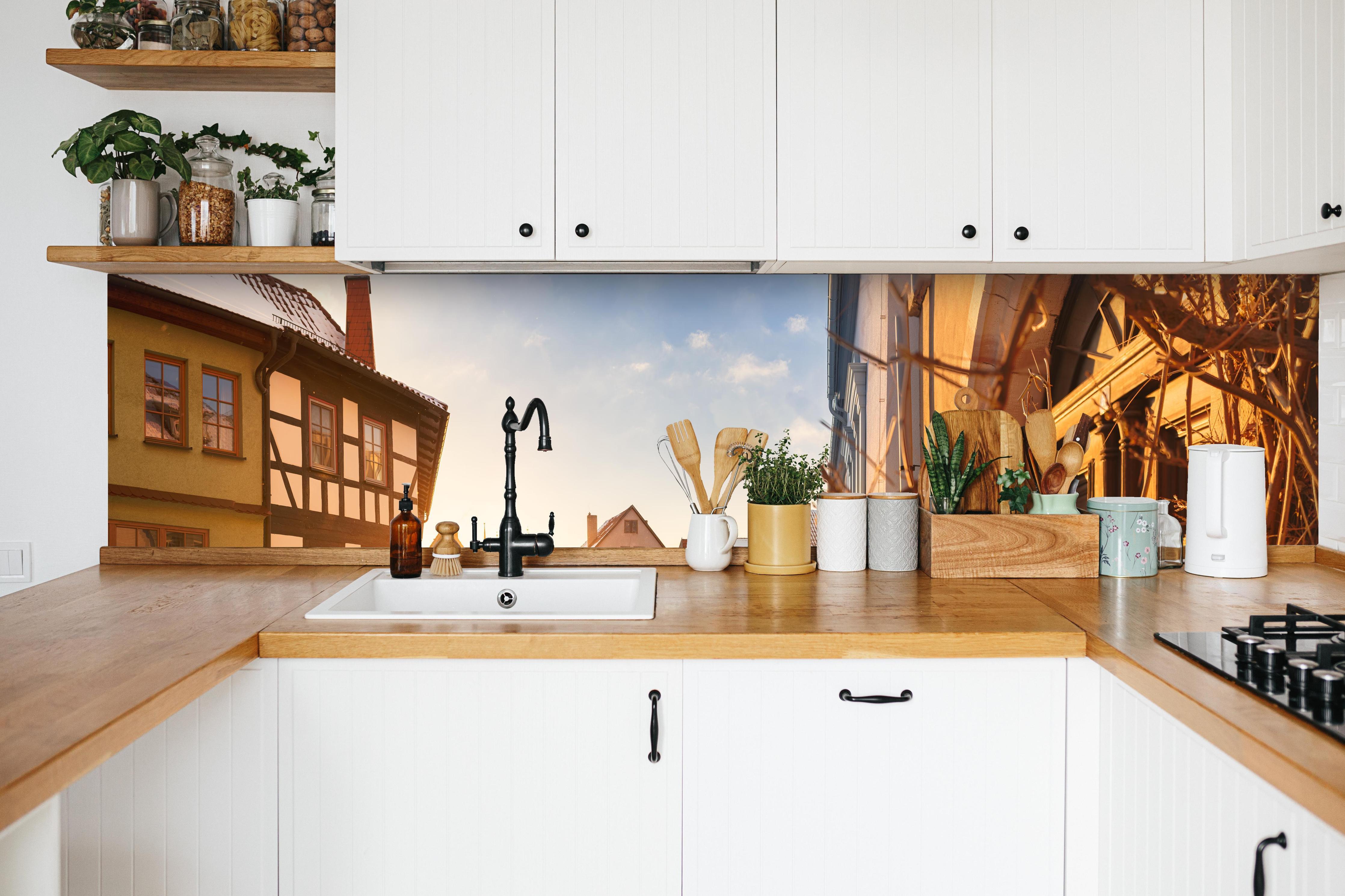 Küche - Blick auf Schmalkalden im Winter in weißer Küche hinter Gewürzen und Kochlöffeln aus Holz