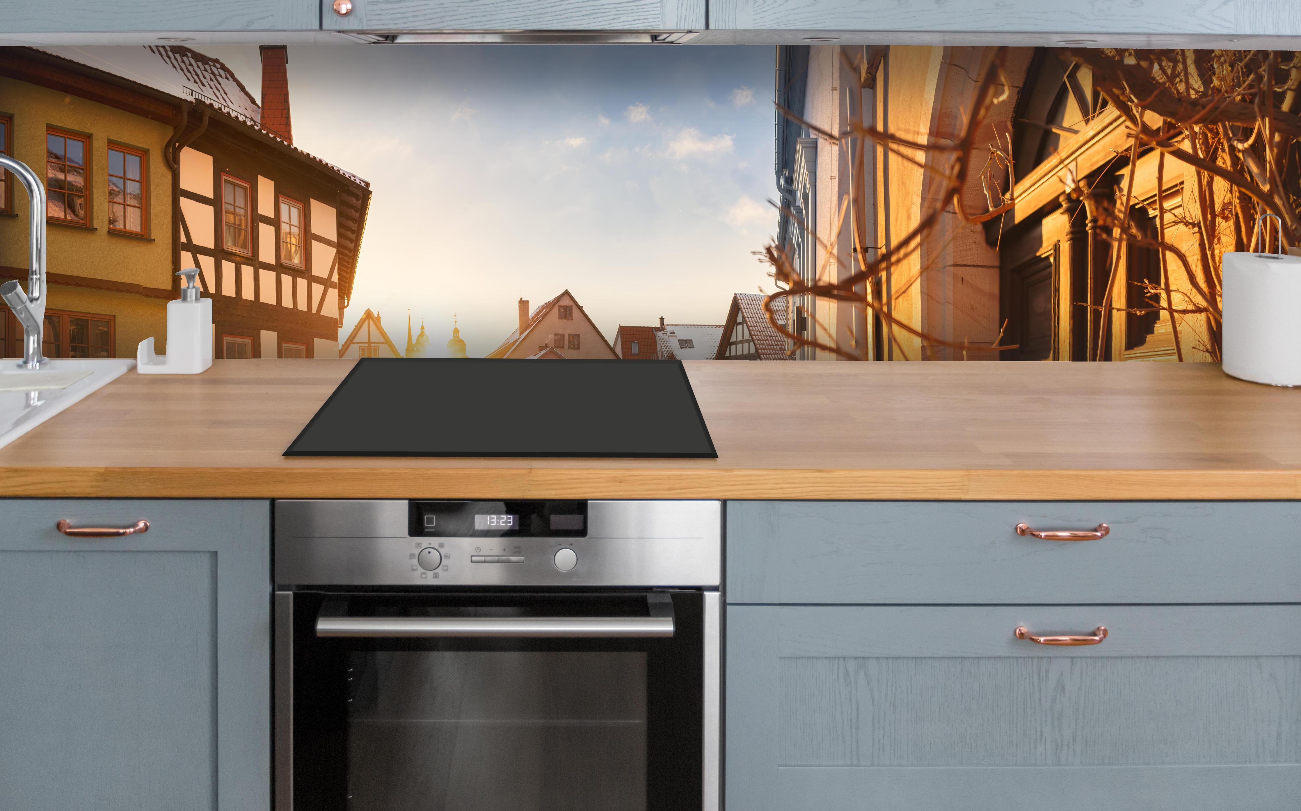 Küche - Blick auf Schmalkalden im Winter über polierter Holzarbeitsplatte mit Cerankochfeld