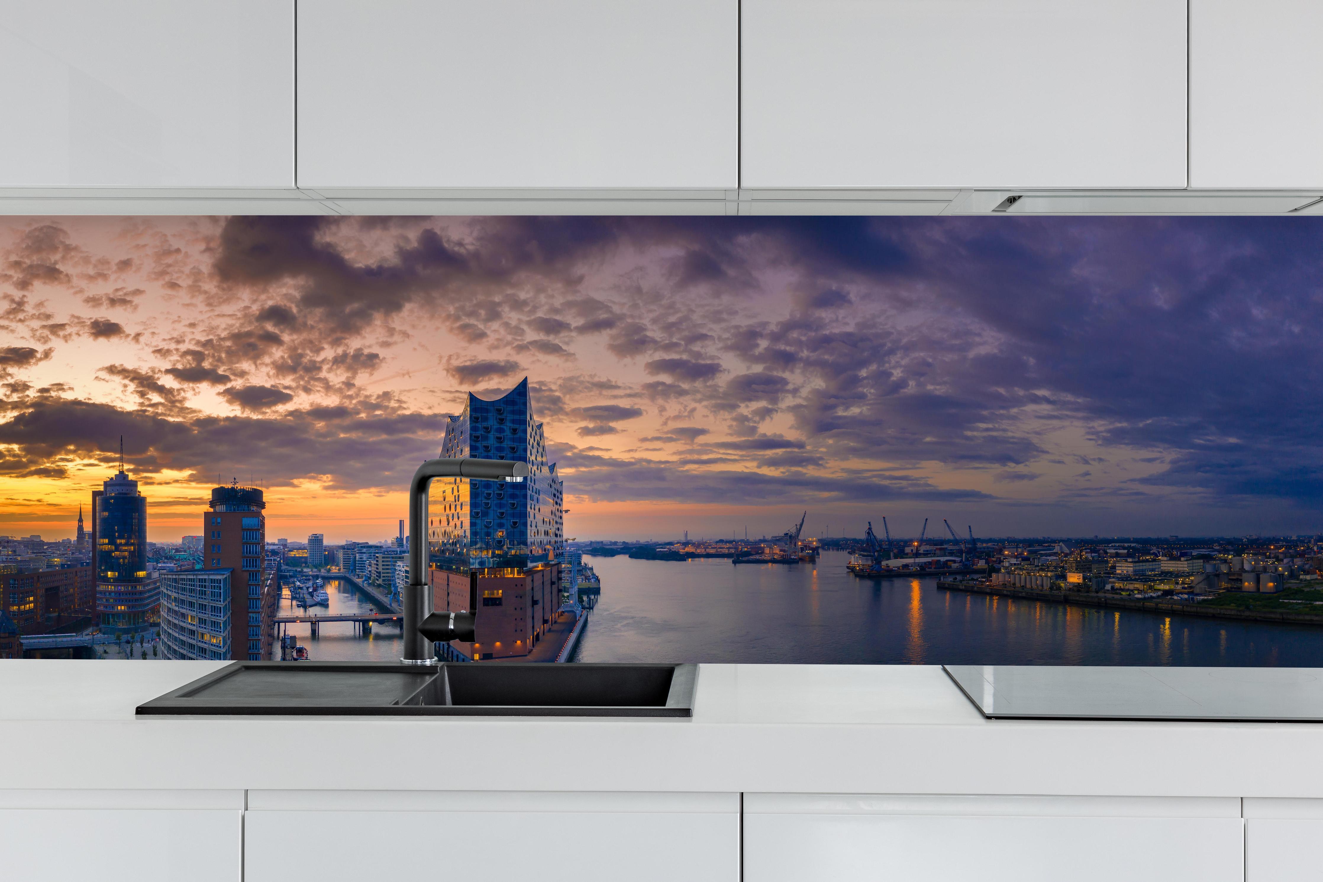 Küche - Blick auf die Elbphilharmonie - Hamburg hinter weißen Hochglanz-Küchenregalen und schwarzem Wasserhahn