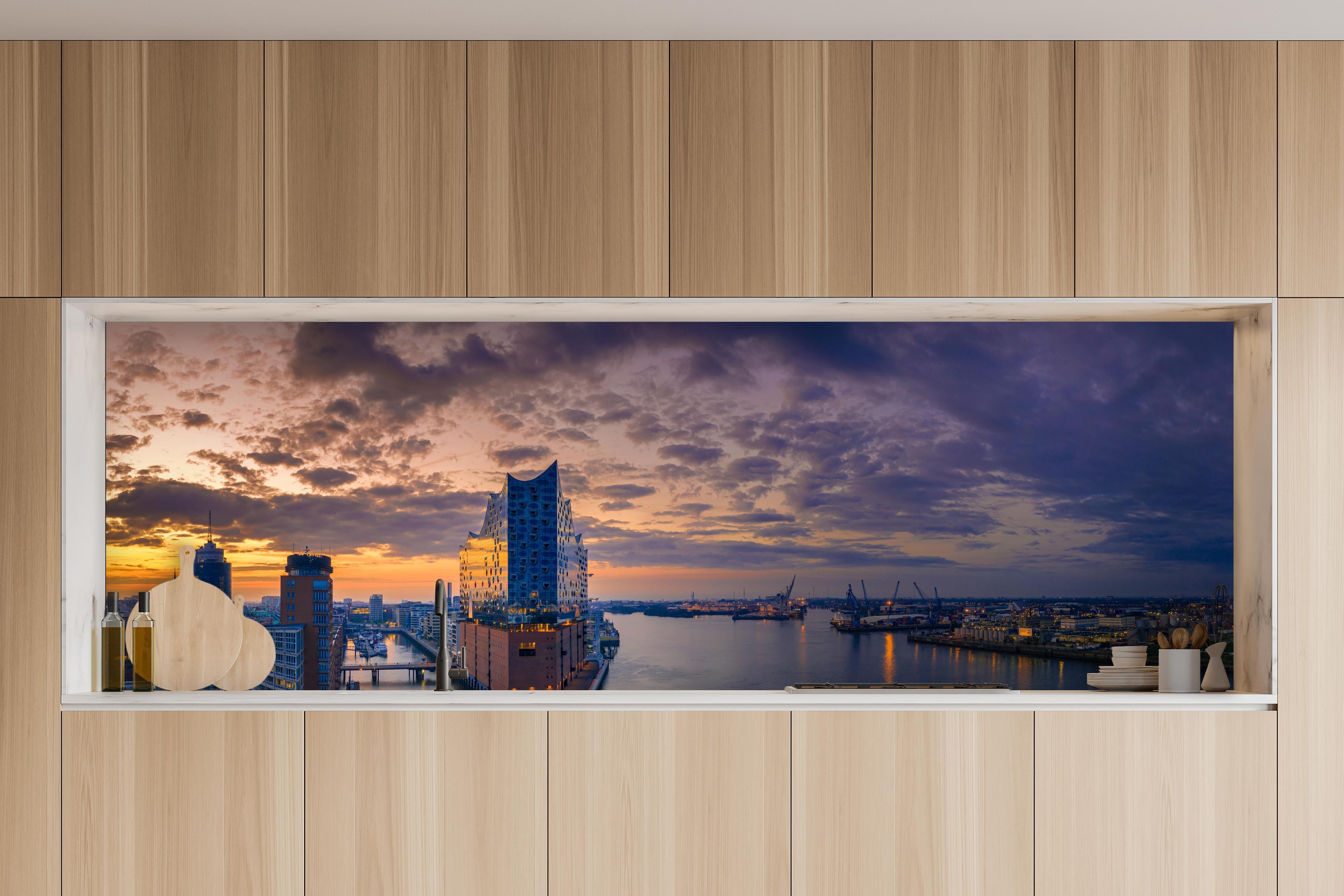 Küche - Blick auf die Elbphilharmonie - Hamburg in charakteristischer Vollholz-Küche mit modernem Gasherd