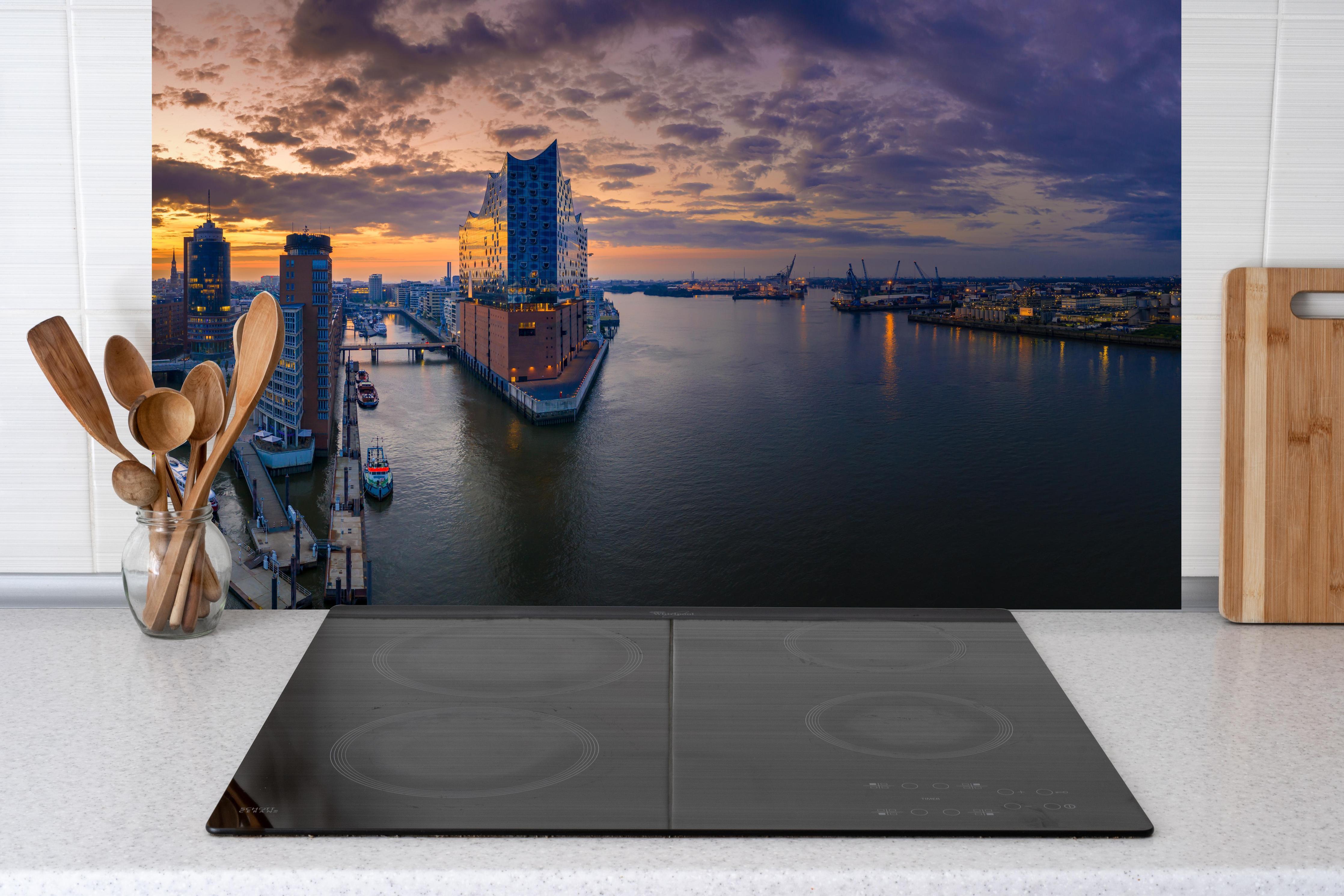Küche - Blick auf die Elbphilharmonie - Hamburg hinter Cerankochfeld und Holz-Kochutensilien