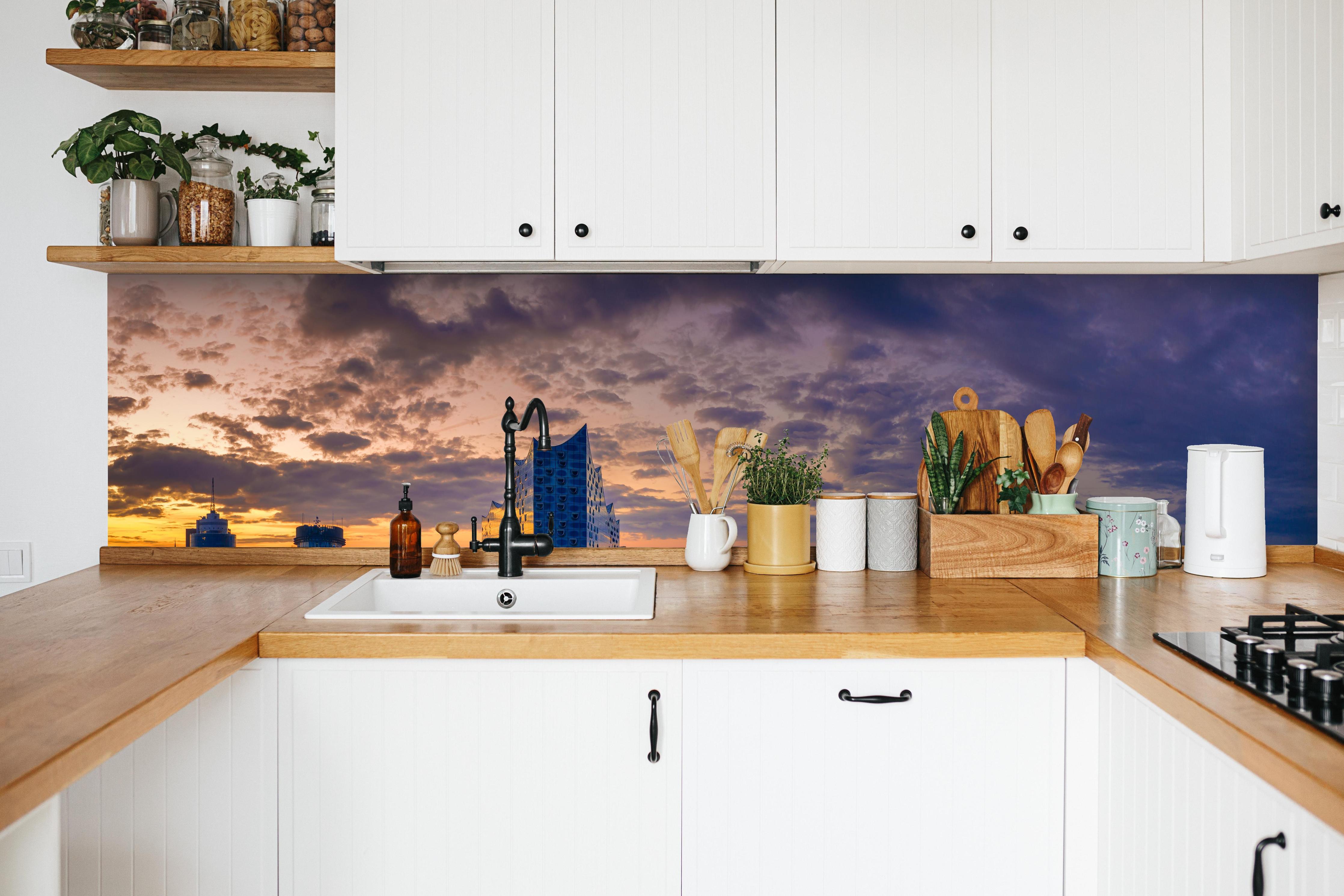 Küche - Blick auf die Elbphilharmonie - Hamburg in weißer Küche hinter Gewürzen und Kochlöffeln aus Holz