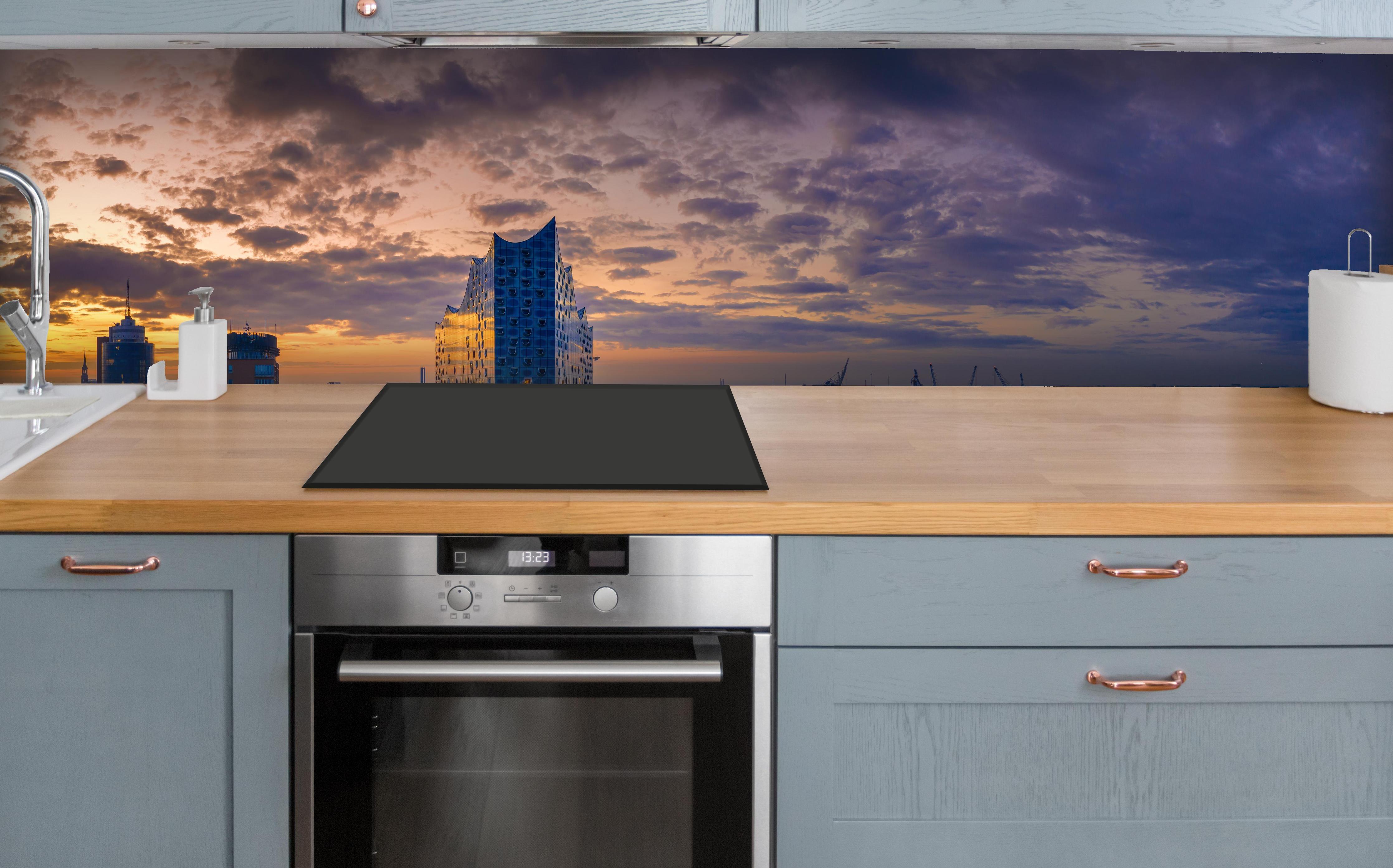 Küche - Blick auf die Elbphilharmonie - Hamburg über polierter Holzarbeitsplatte mit Cerankochfeld