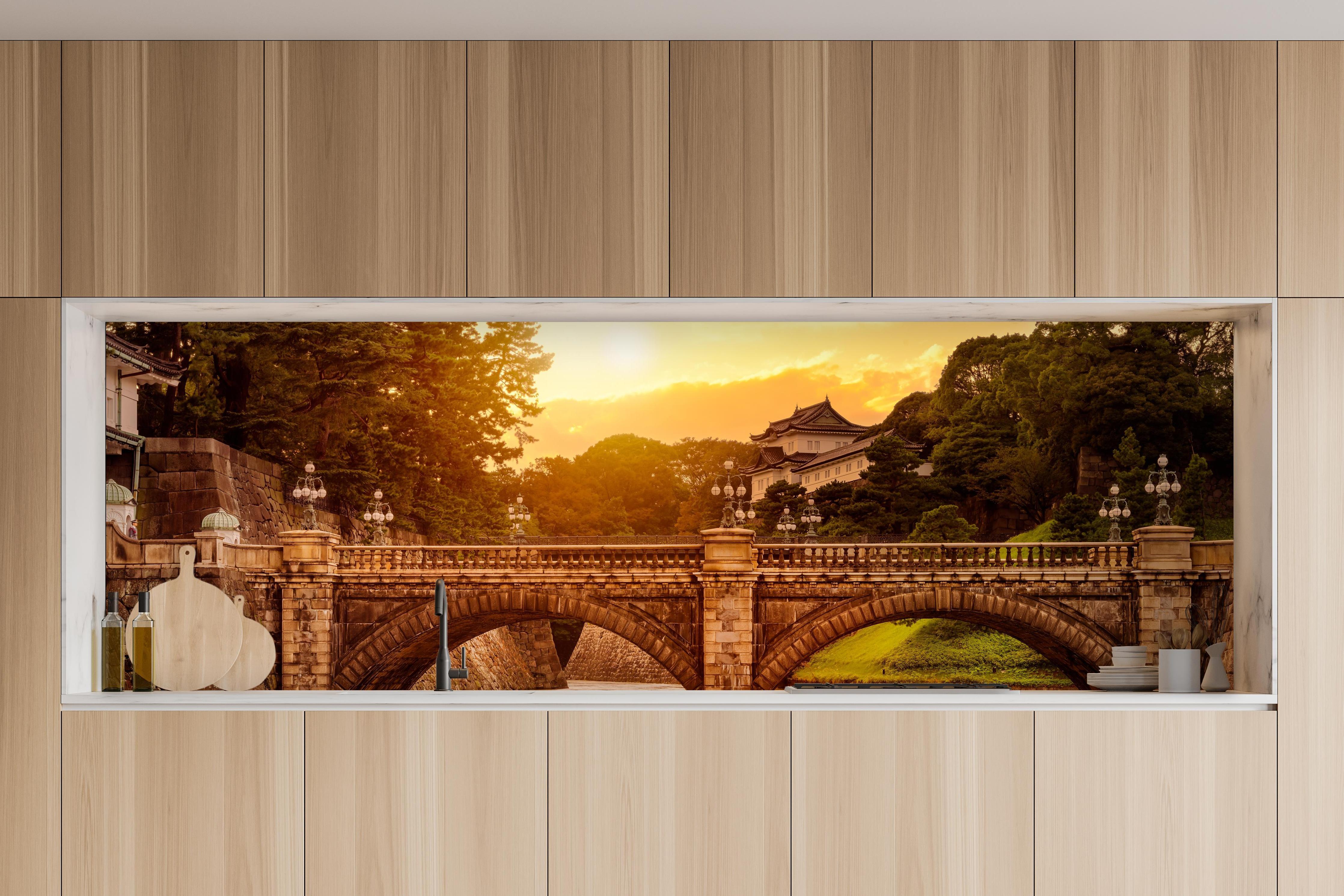 Küche - Blick auf die Nijubashi-Brücke in Tokio in charakteristischer Vollholz-Küche mit modernem Gasherd