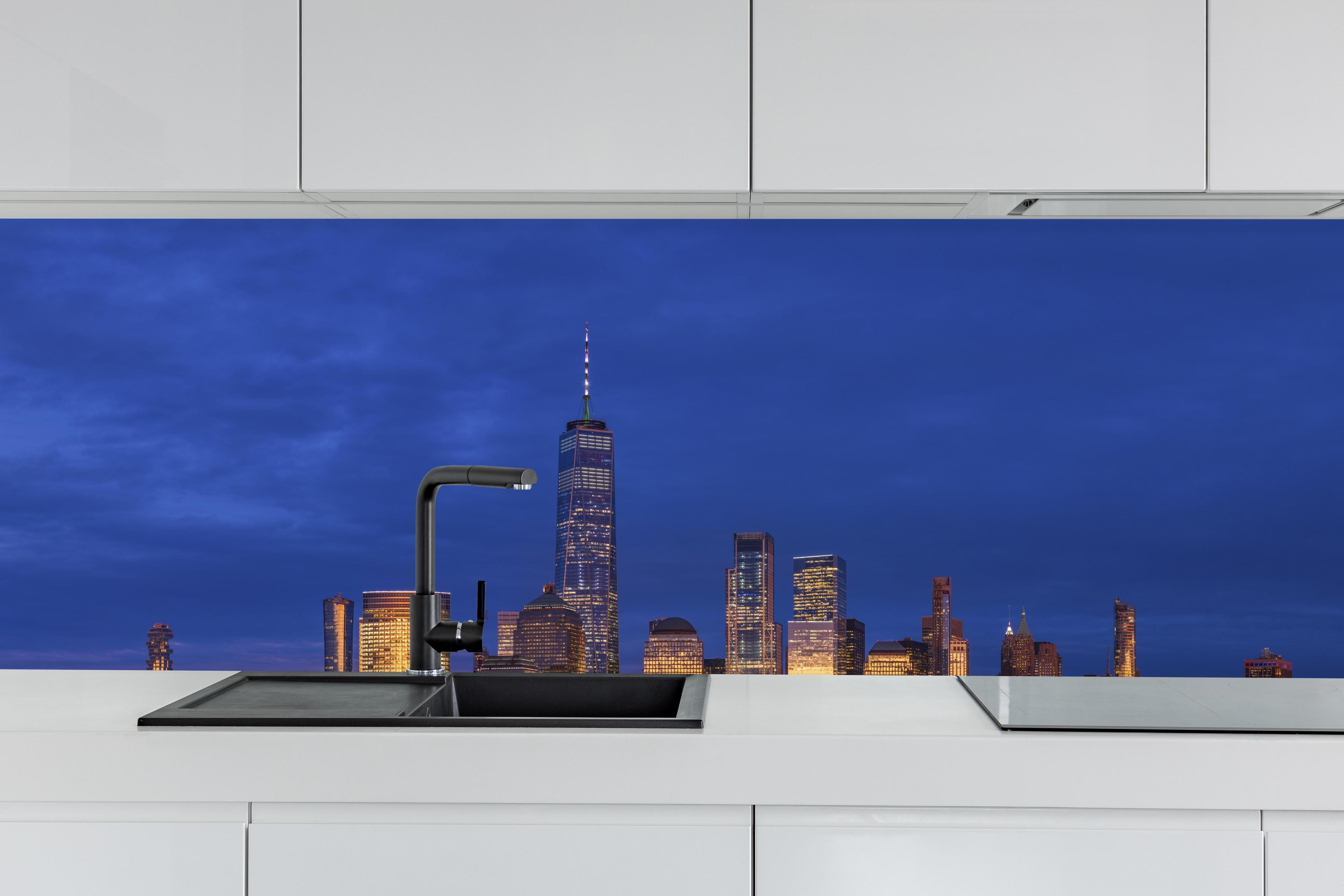 Küche - Blick auf die Skyline von Manhattan hinter weißen Hochglanz-Küchenregalen und schwarzem Wasserhahn