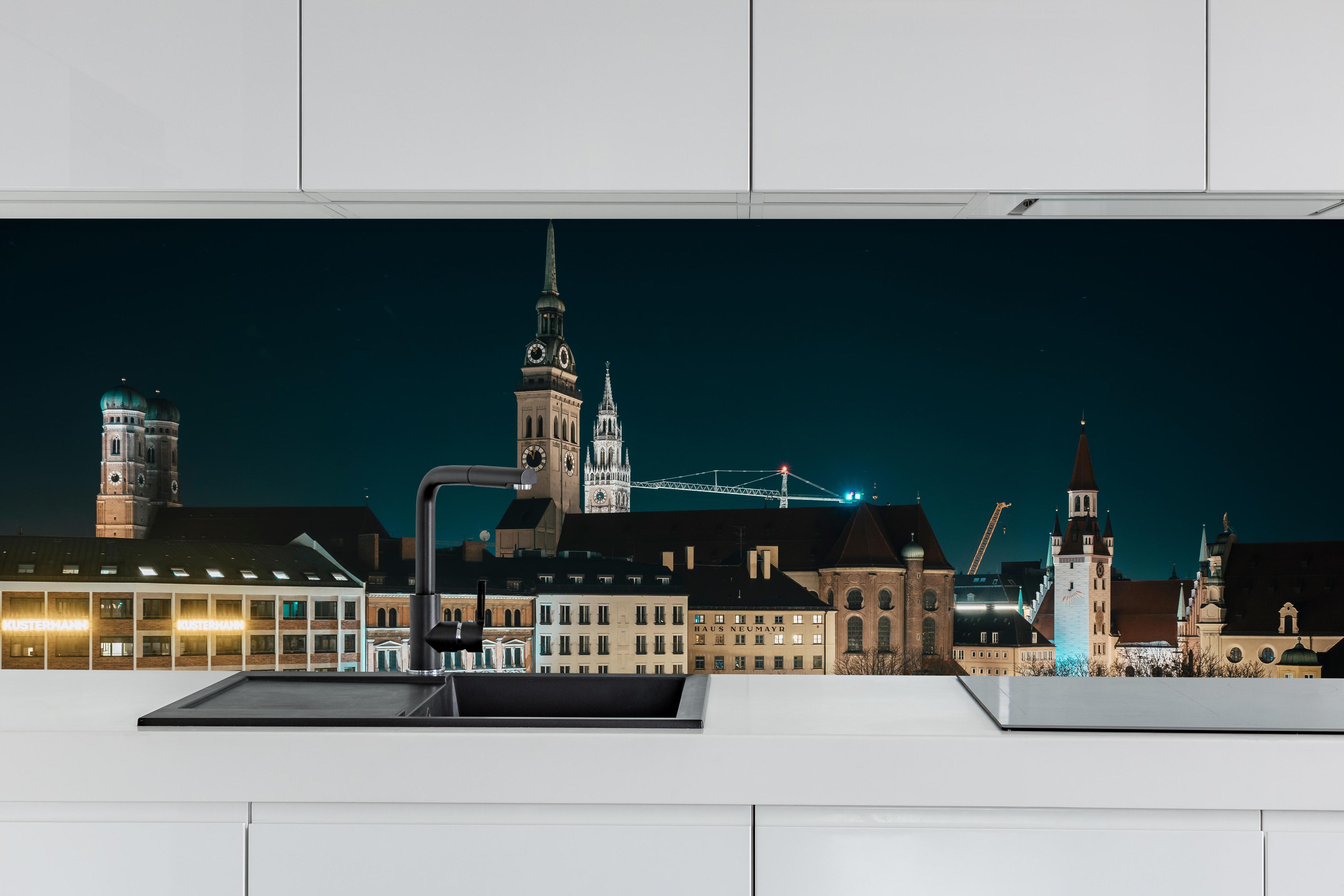 Küche - Blick über den Viktualienmarkt zur Frauenkirche - München hinter weißen Hochglanz-Küchenregalen und schwarzem Wasserhahn