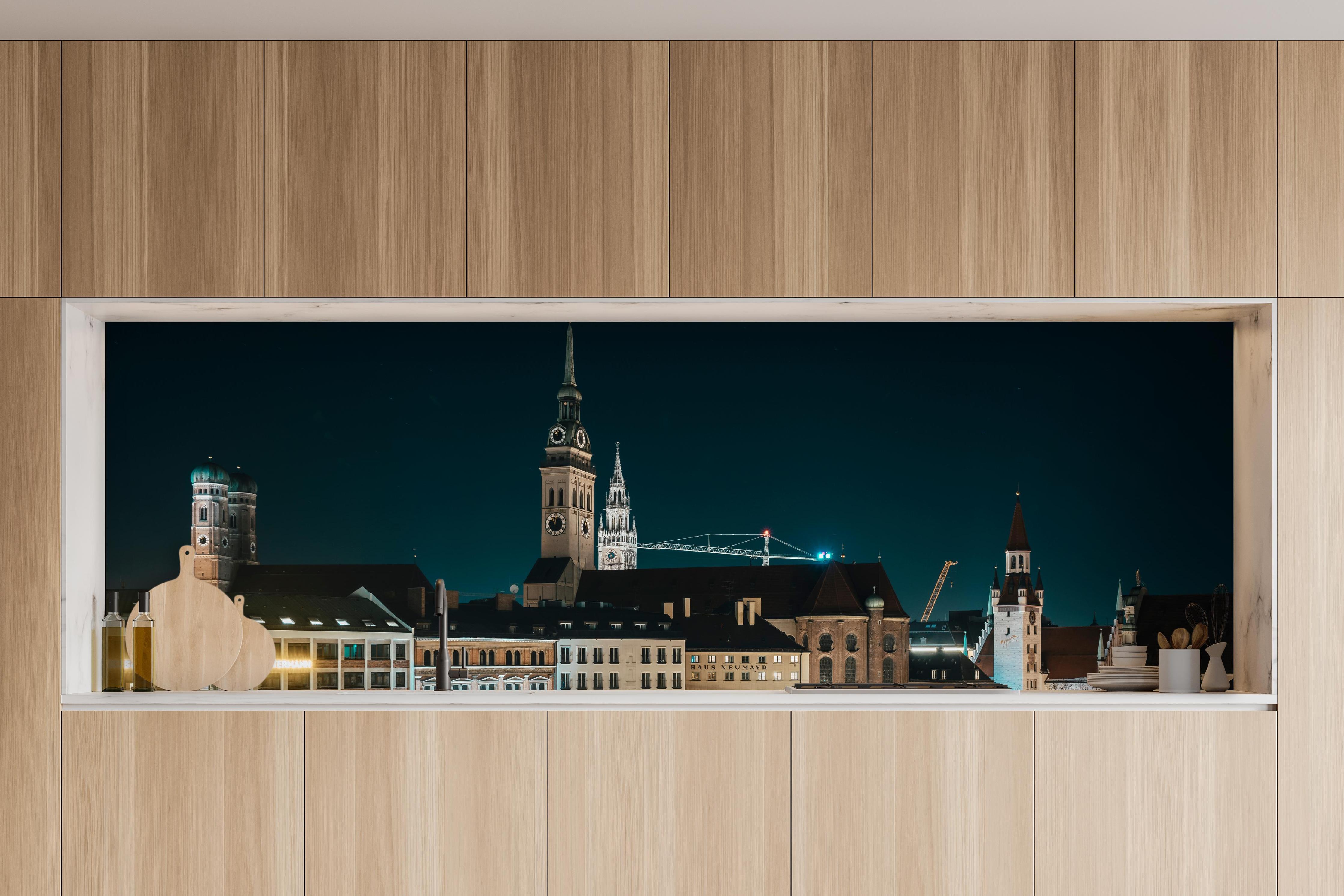 Küche - Blick über den Viktualienmarkt zur Frauenkirche - München in charakteristischer Vollholz-Küche mit modernem Gasherd